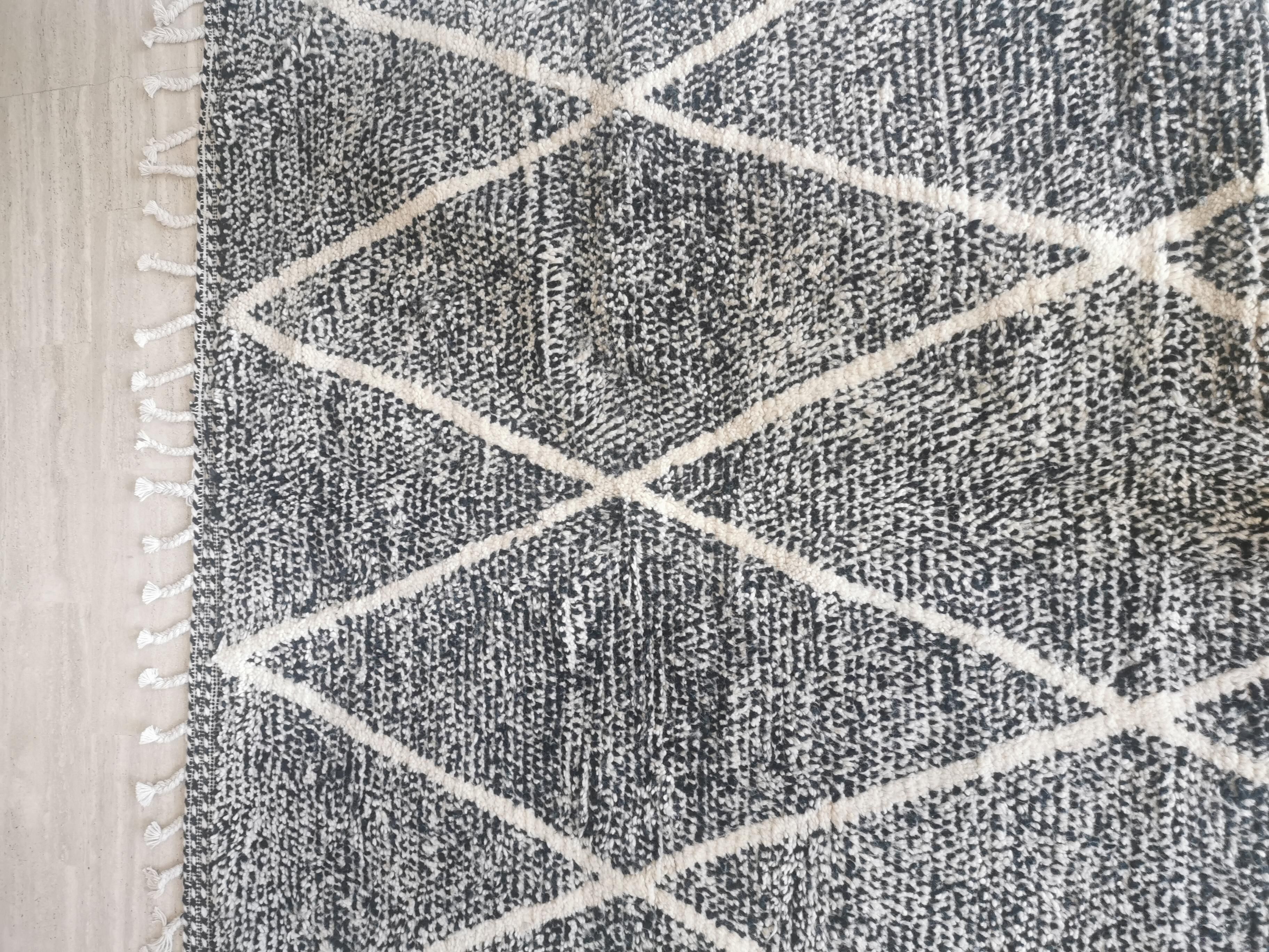 Genuine black and white Béni Ouarain Berber wool rug