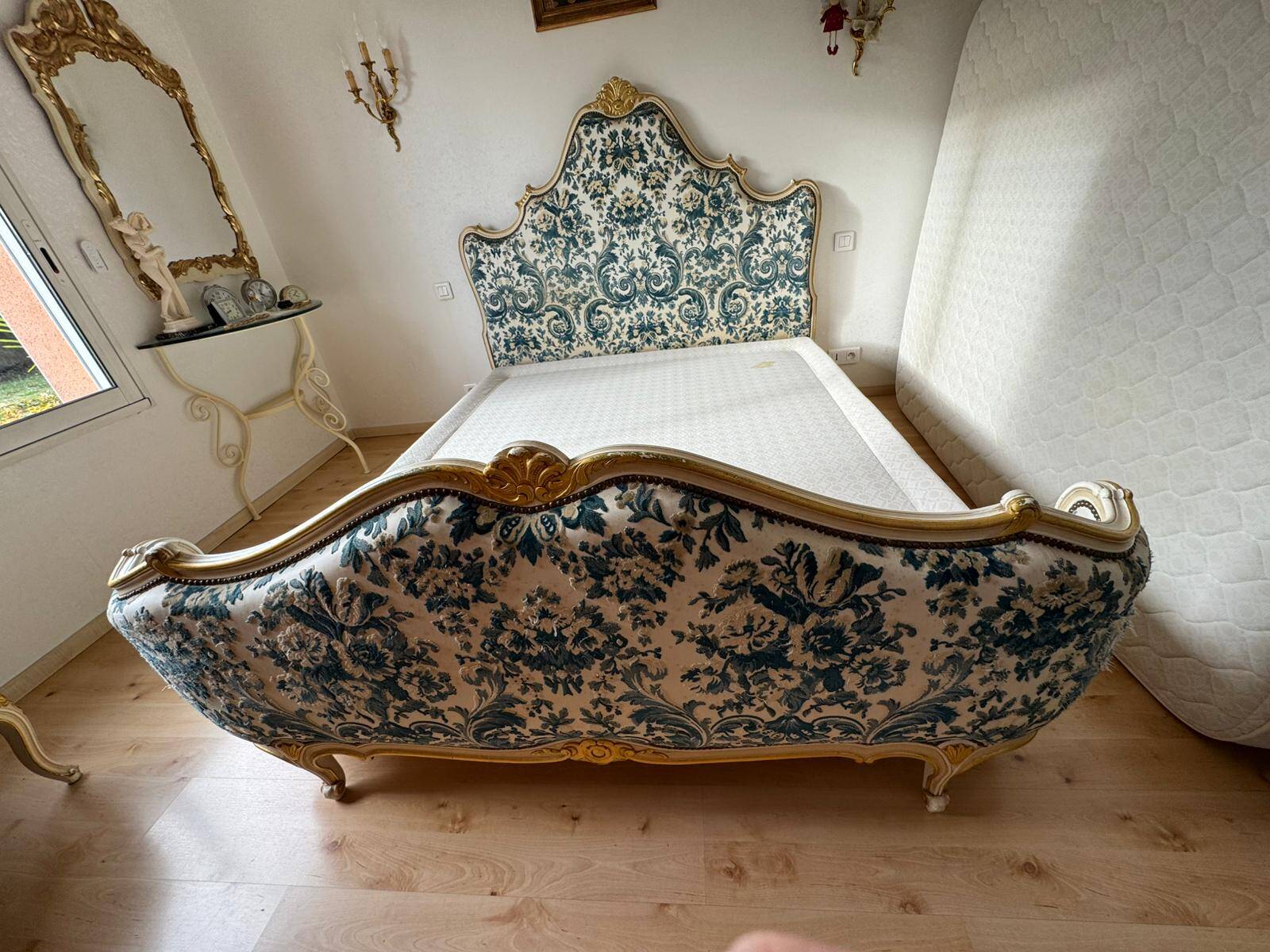 Venetian style bed