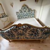 Venetian style bed