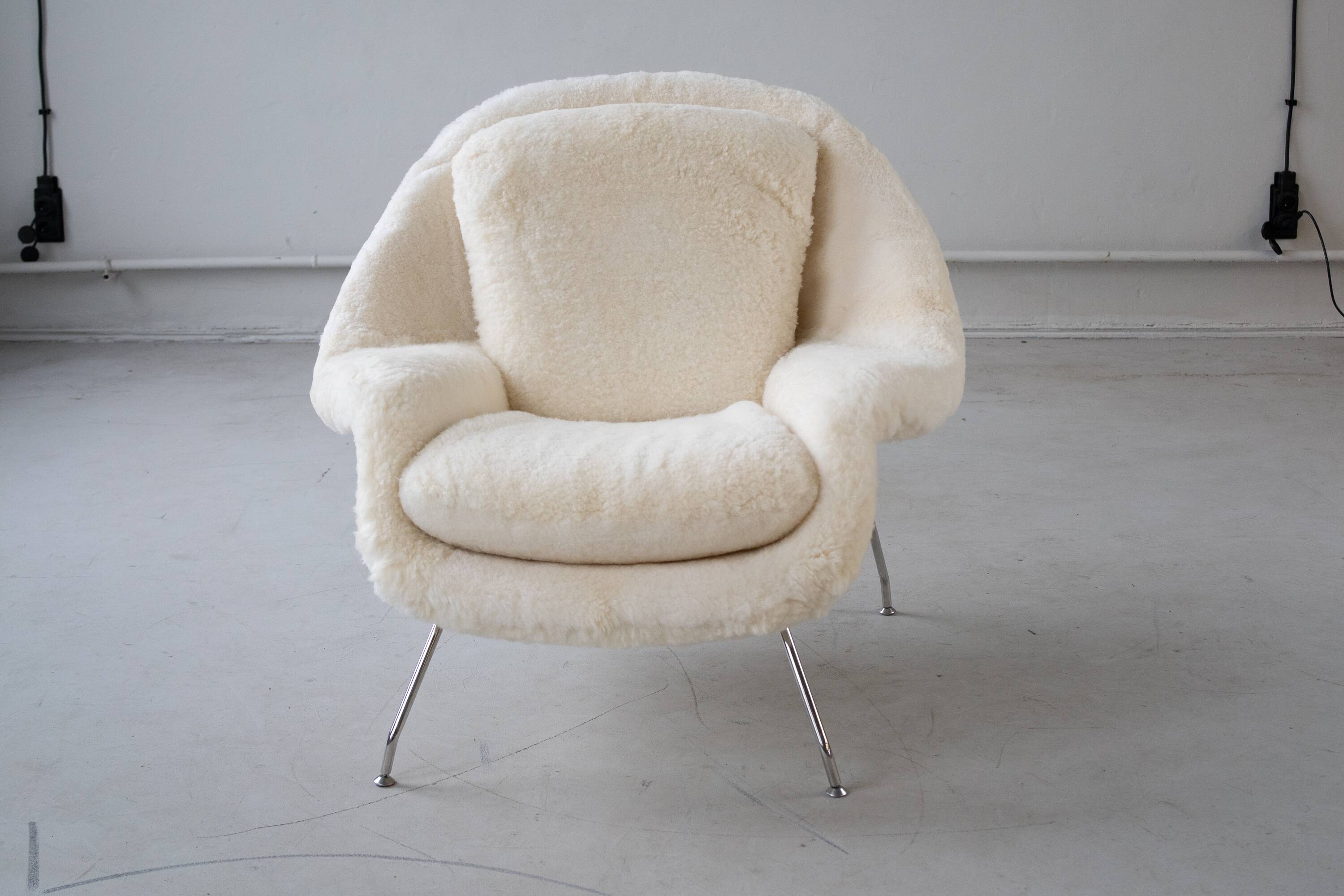 Womb Chair and Ottoman in fluffy white fabric by Eero Saarinen