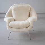 Womb Chair and Ottoman in fluffy white fabric by Eero Saarinen