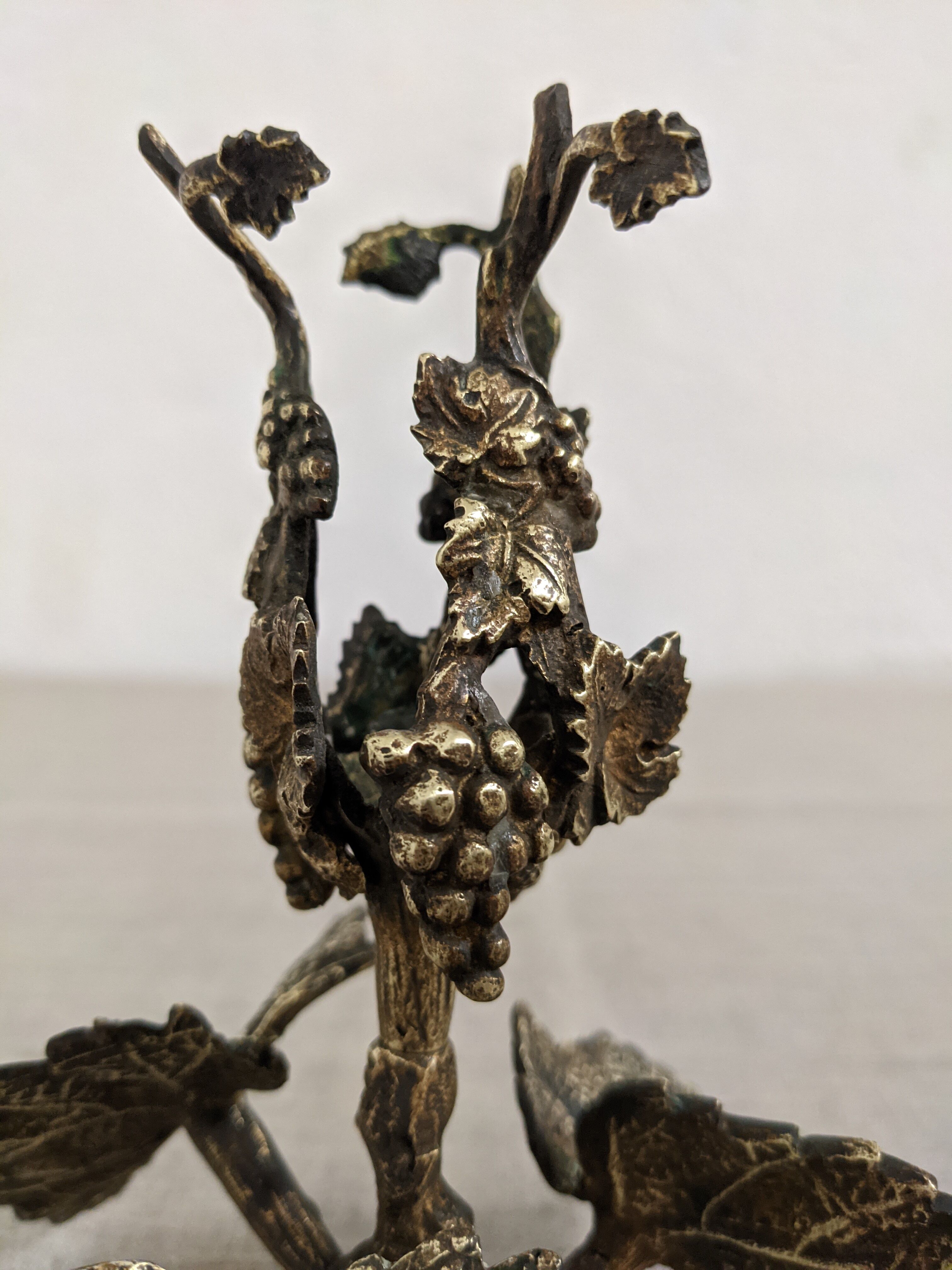 Bougeoir en bronze à décor naturaliste
