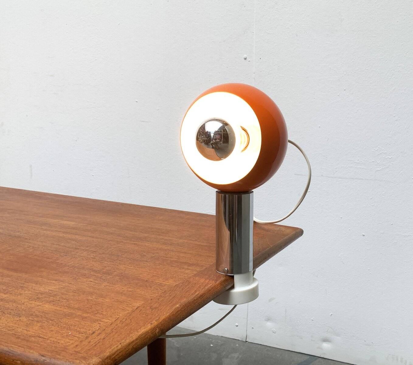 Mid-century space age magnetic clamp table or shelf lamp from the 1960s.
