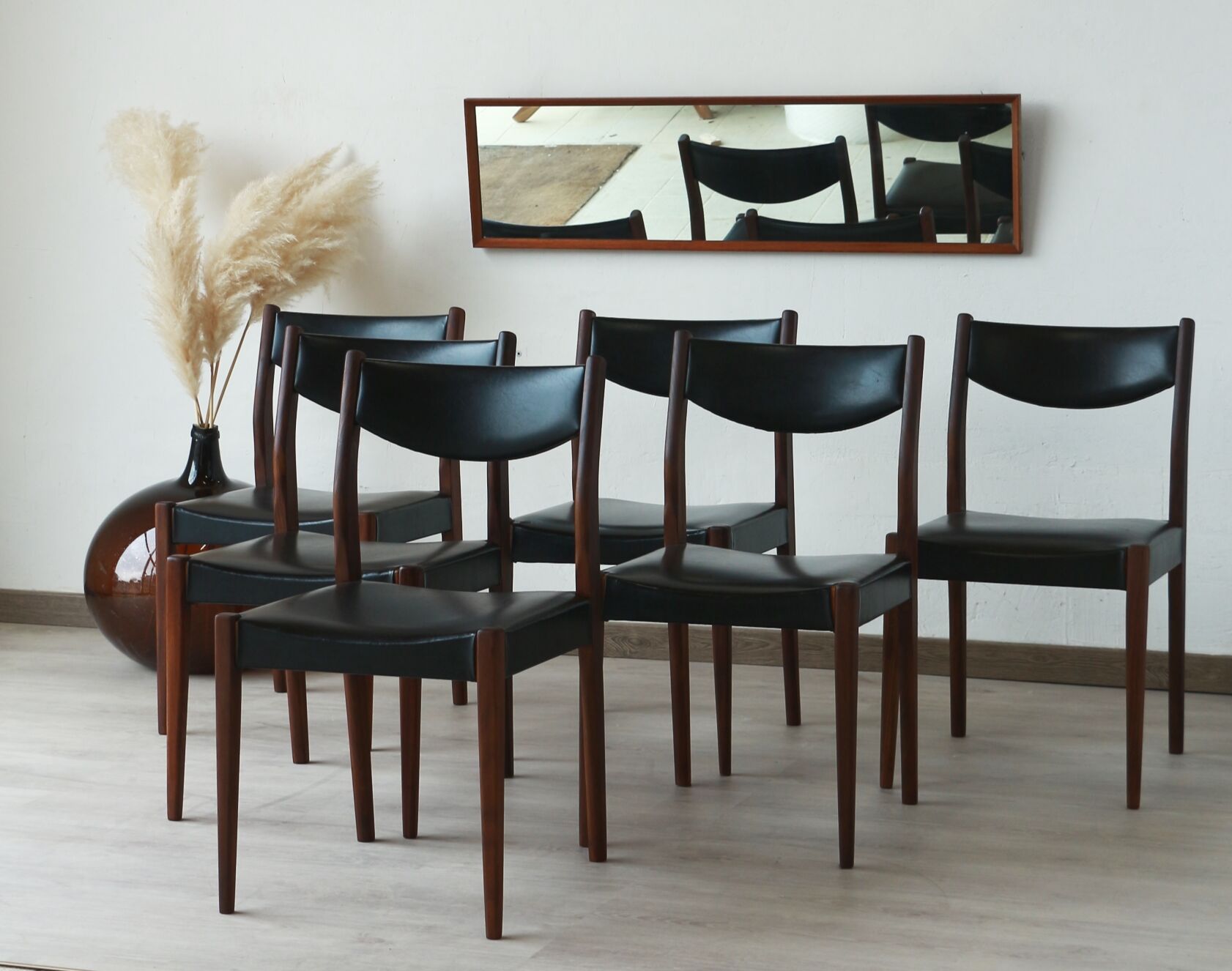 Series of 6 chairs in skai and teak
