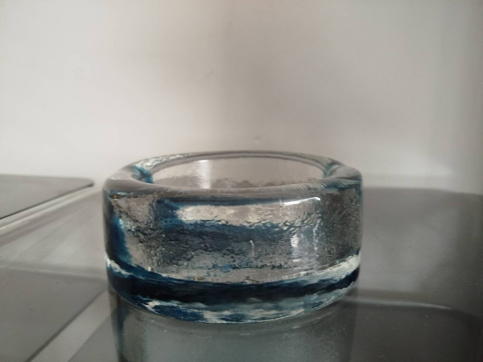 Vide-poche / cendrier en verre bullé bleu – provenance Suède