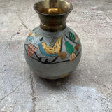 Vase boule en laiton émaillé ancien