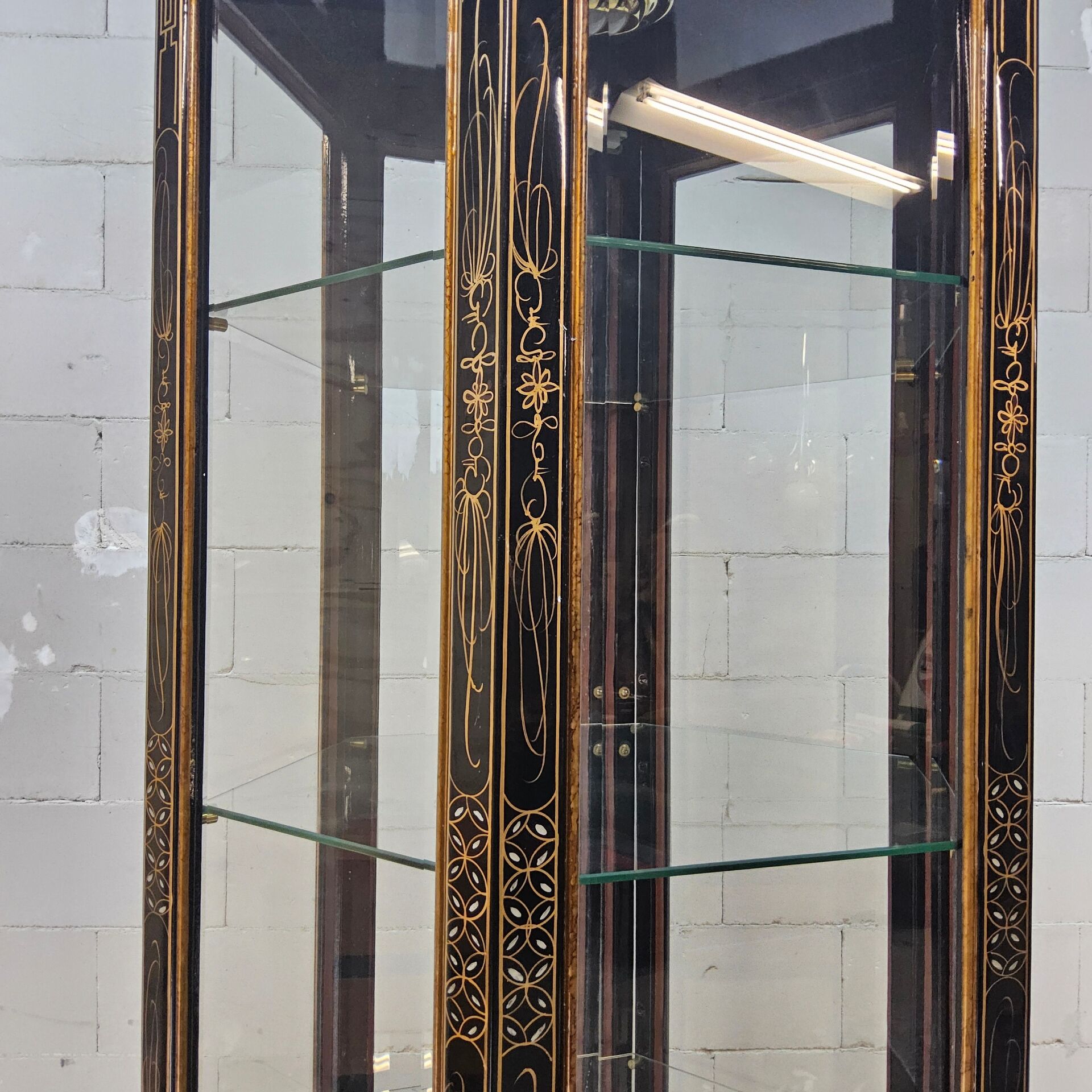 Vitrine chinoise avec toit en pagode et éclairage (asiatique)