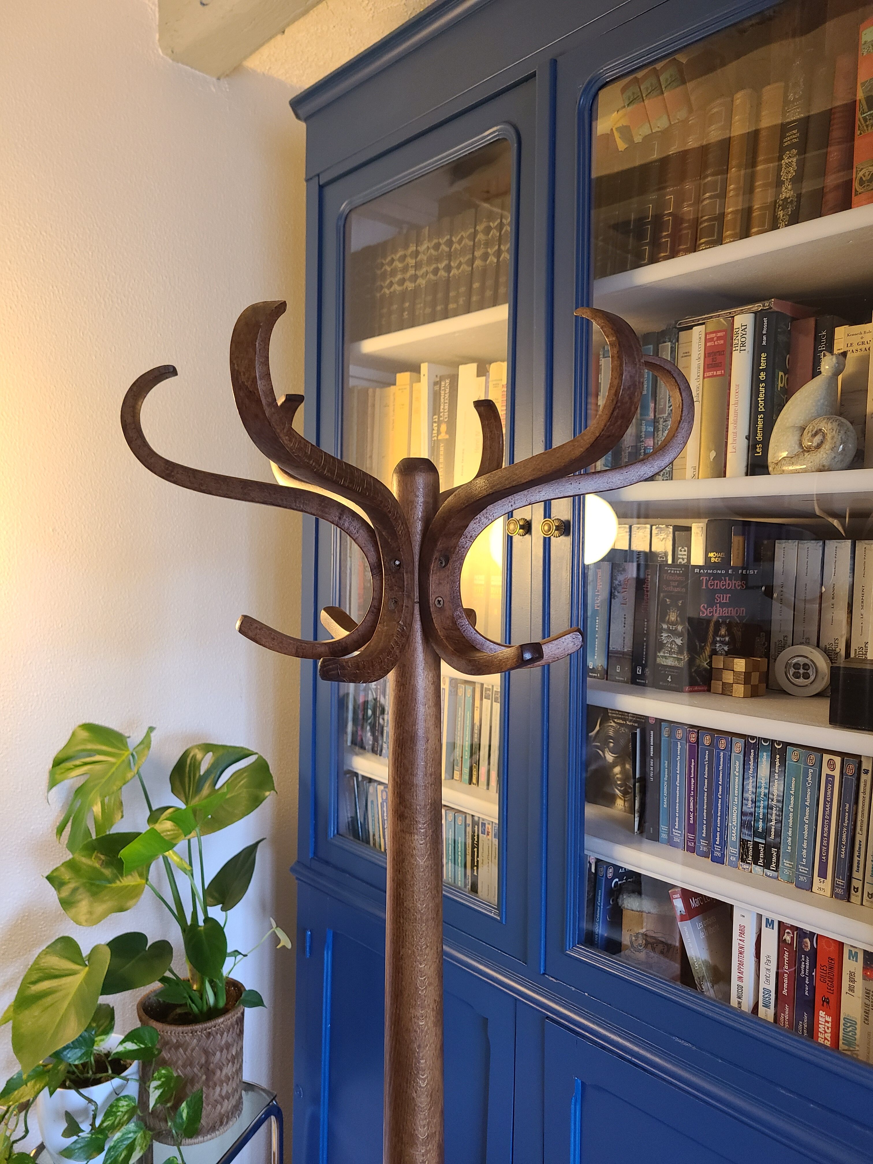 Baumann parrot coat rack