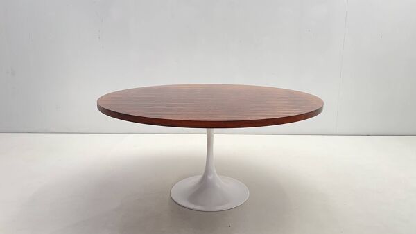 Round one and a half meter table with tulip base