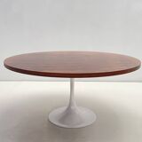 Round one and a half meter table with tulip base