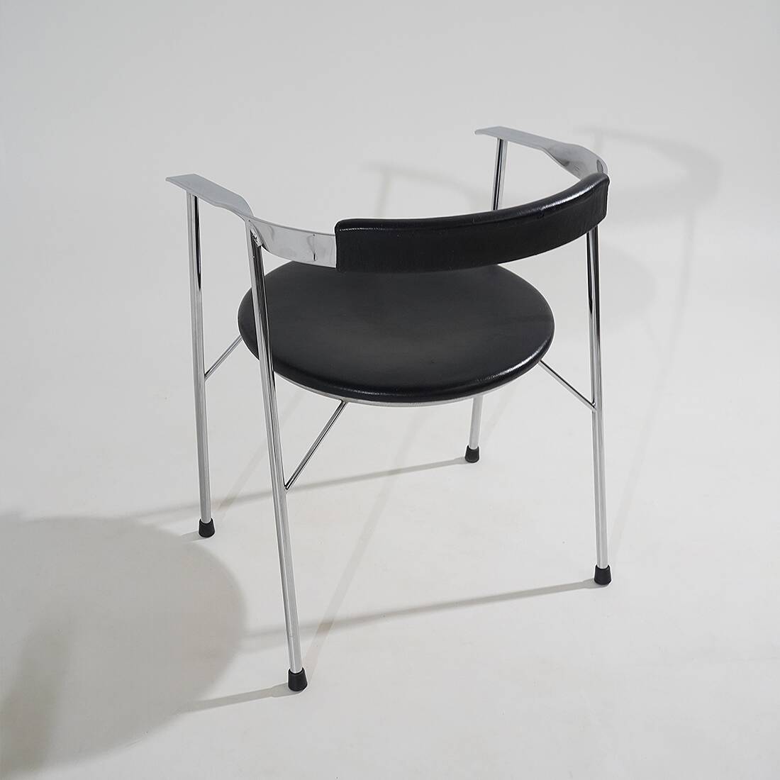 4 chaises en métal chromé et cuir noir, années 1980