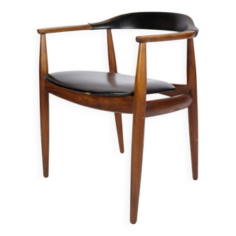 Fauteuil fabriqué en bois de teck avec cuir noir, conçu par Illum Wikkelsø des années 1960