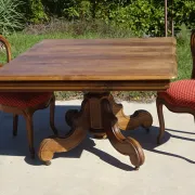 Table carrée en noyer massif