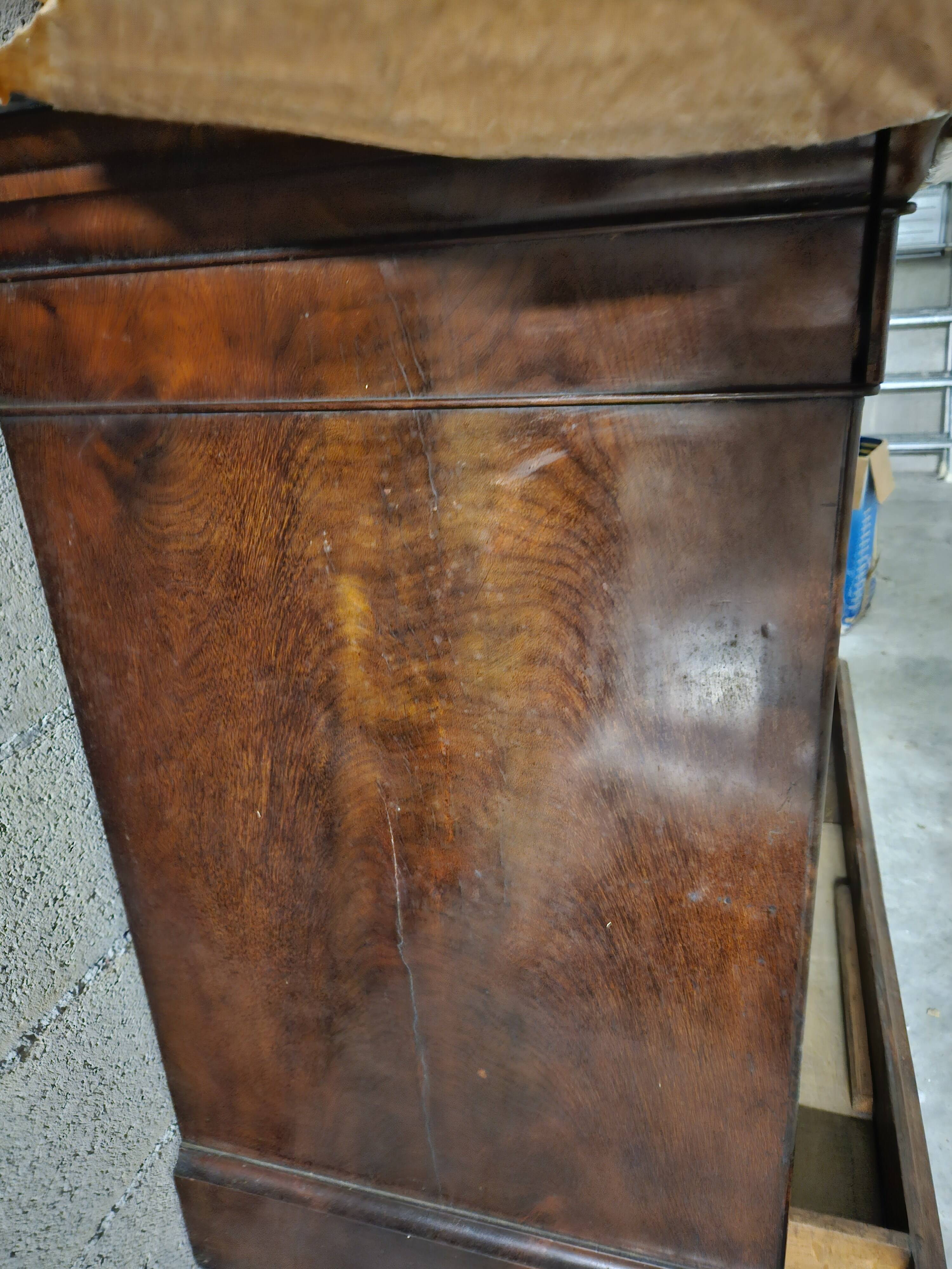 Chest of drawers