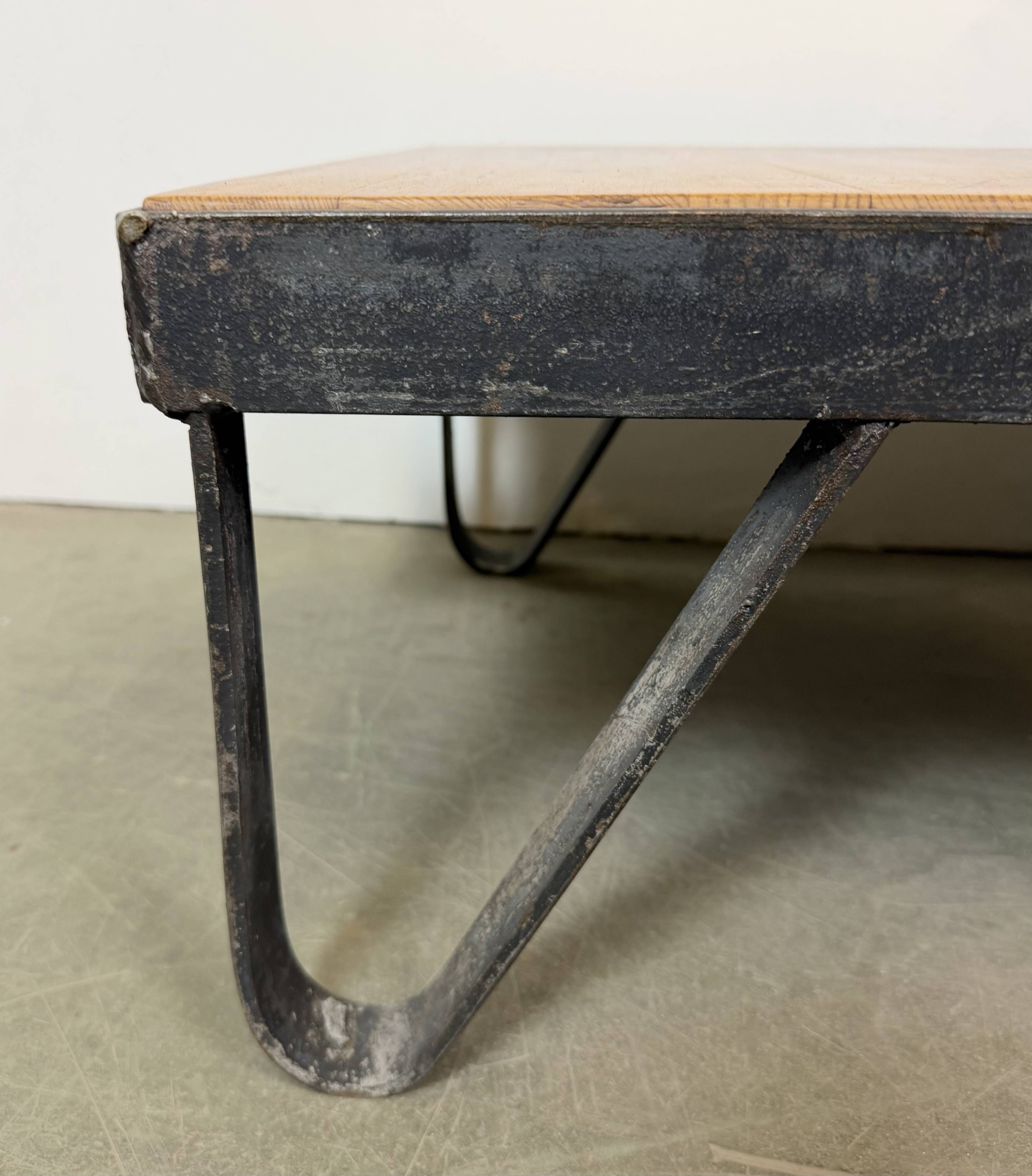 Table basse industrielle noire sur roulettes, années 1960