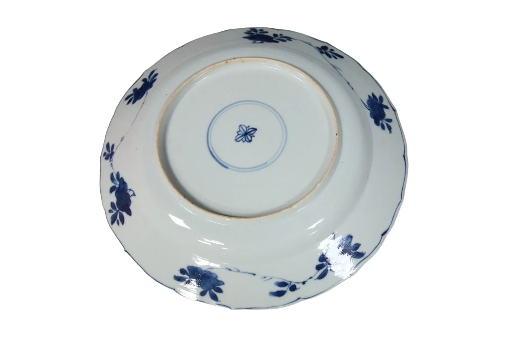 Chinese lobed dish with peony tree and fence – Kangxi, c.1700–1720