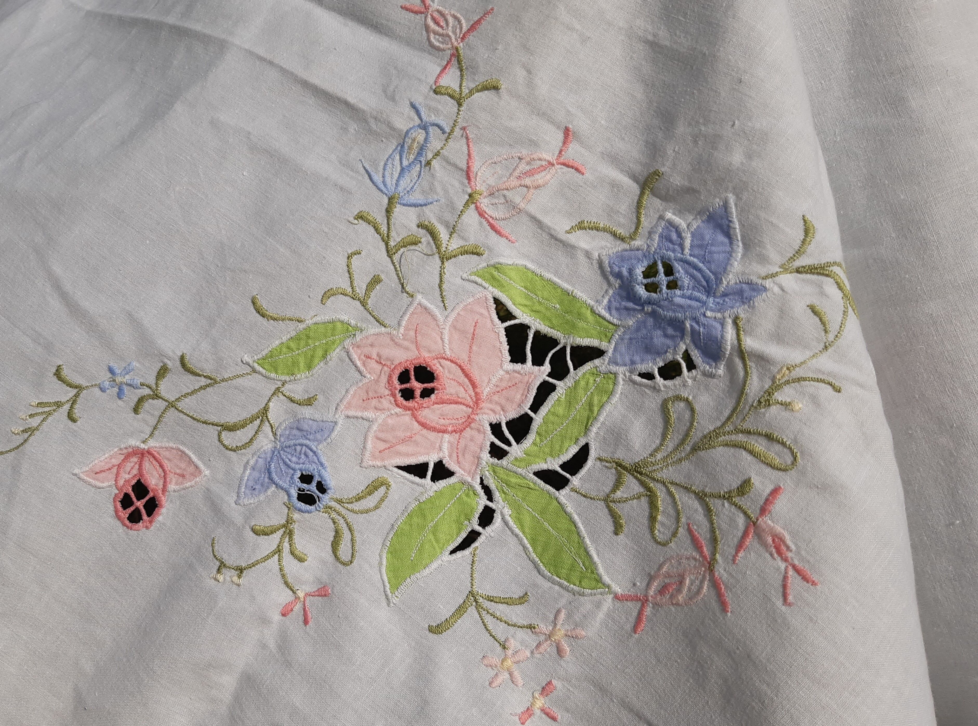 White oval tablecloth large format floral 255X170