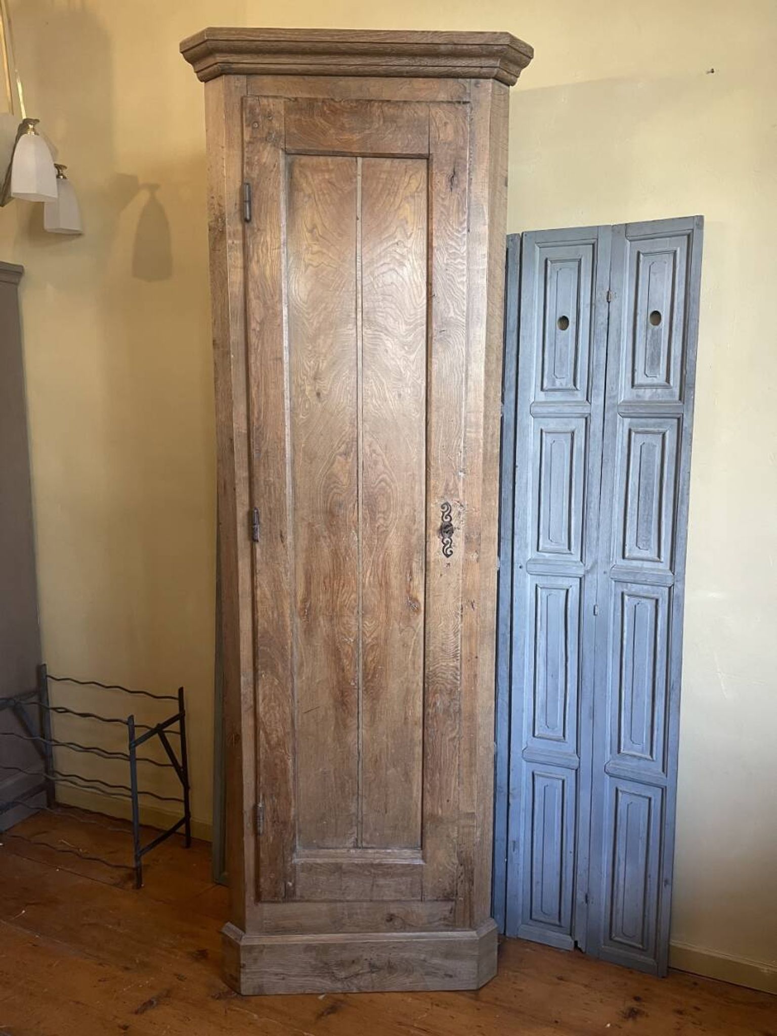 Armoire d'angle provinciale XIXe siècle noyer/chêne