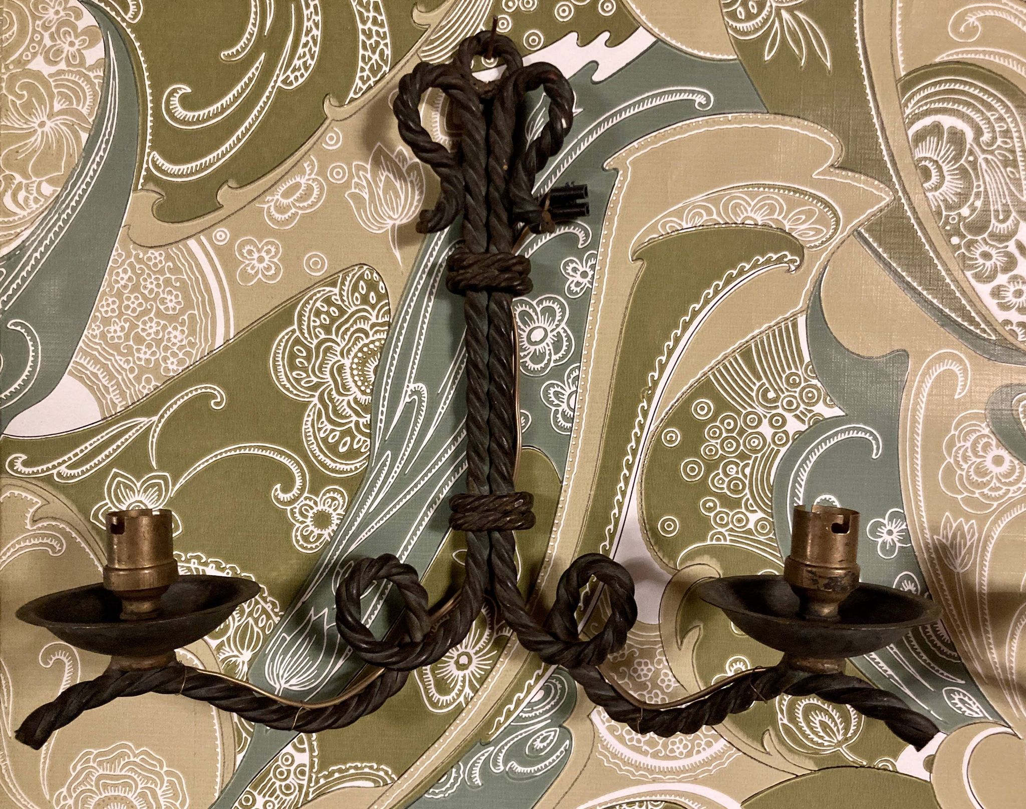 Paire d’appliques en fer forgé cordé
