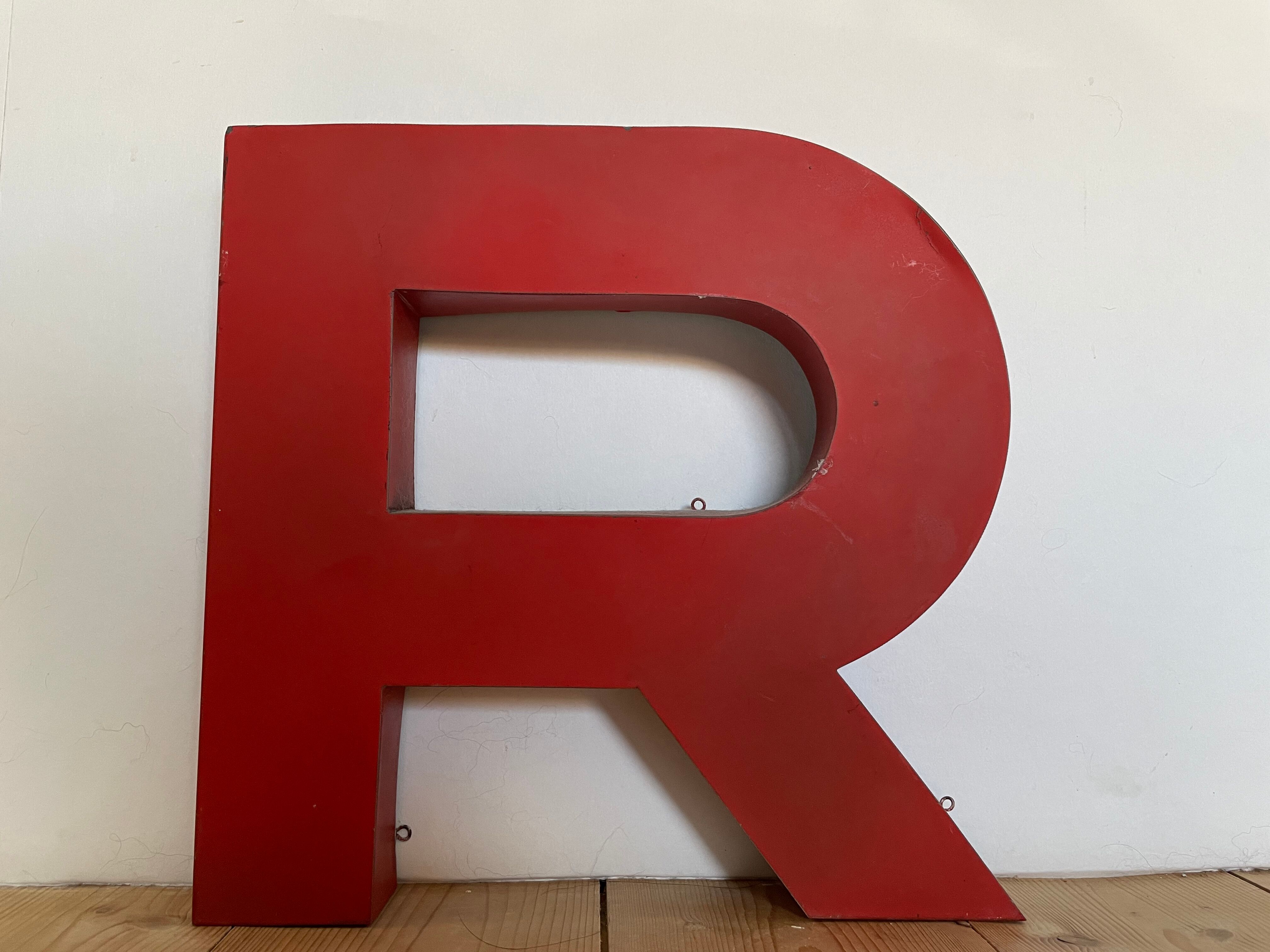 Lettre d’enseigne R