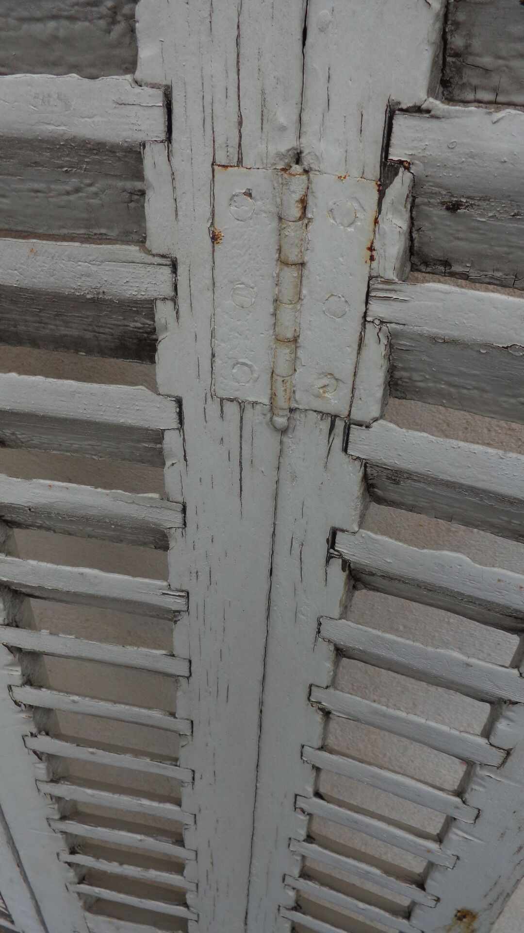 2 shutters with fixed louvers