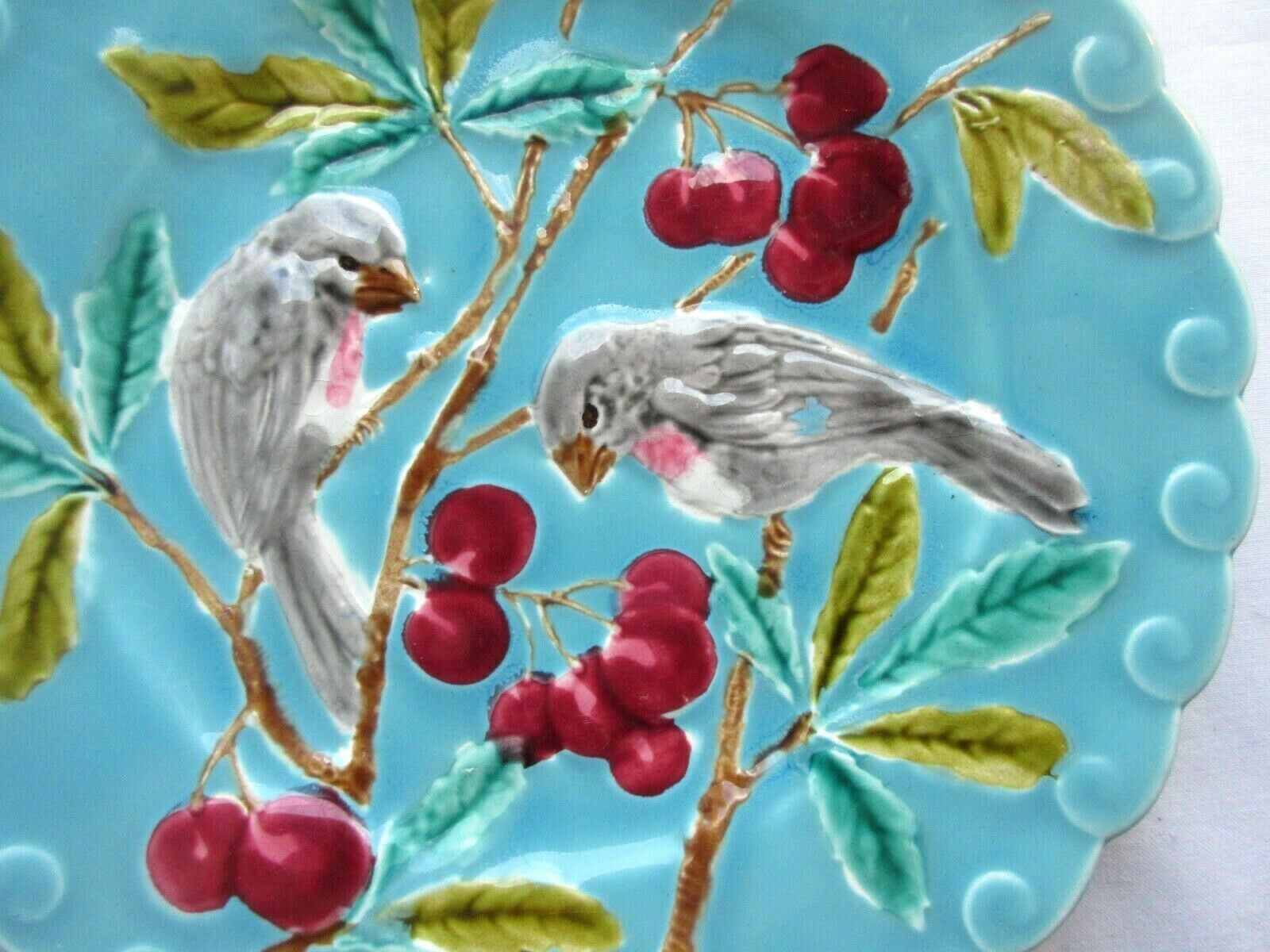 Assiette barbotine de Sarreguemines oiseaux picorant des cerises