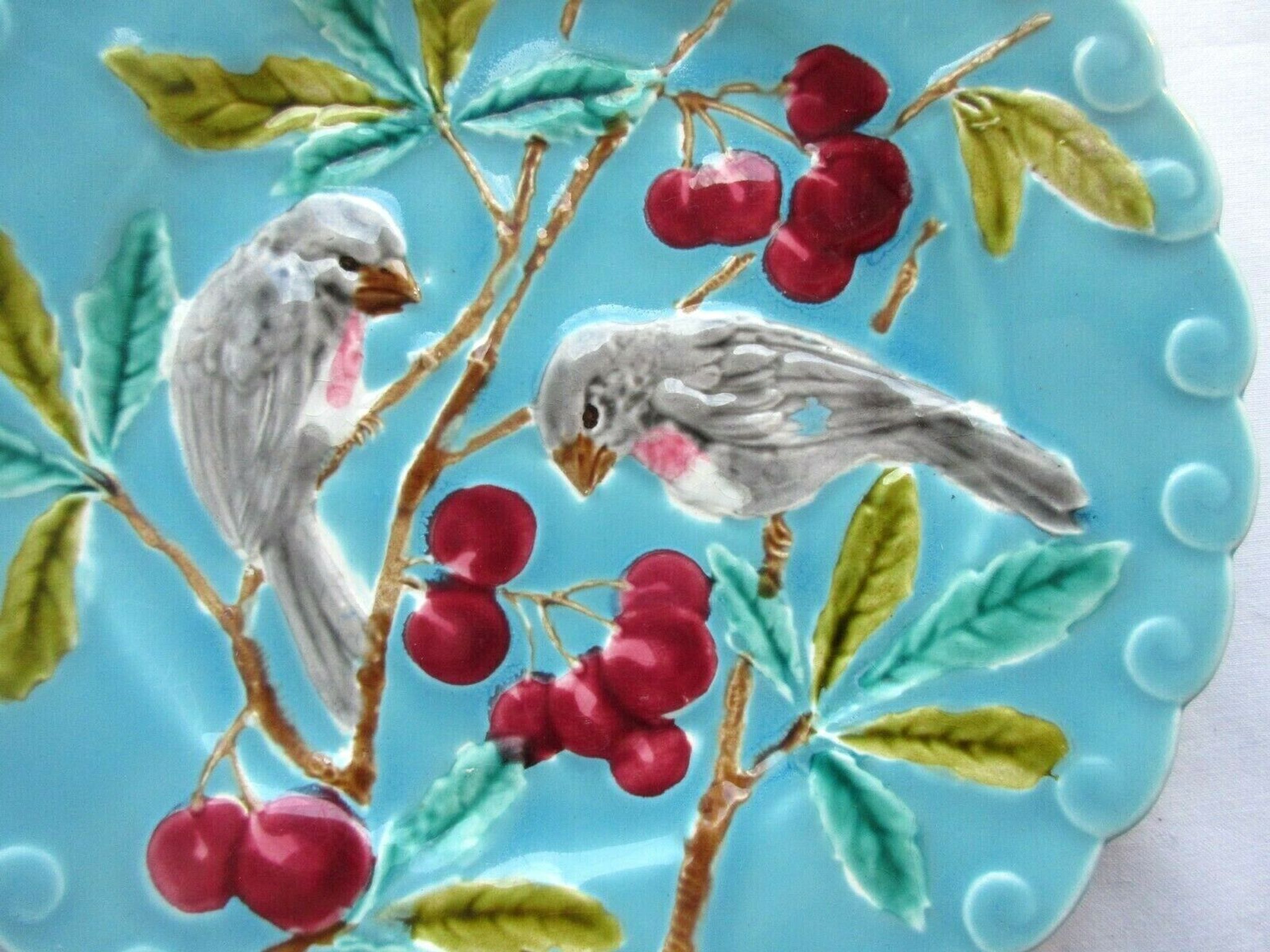 Sarreguemines dabbling plate: Birds pecking with cherries