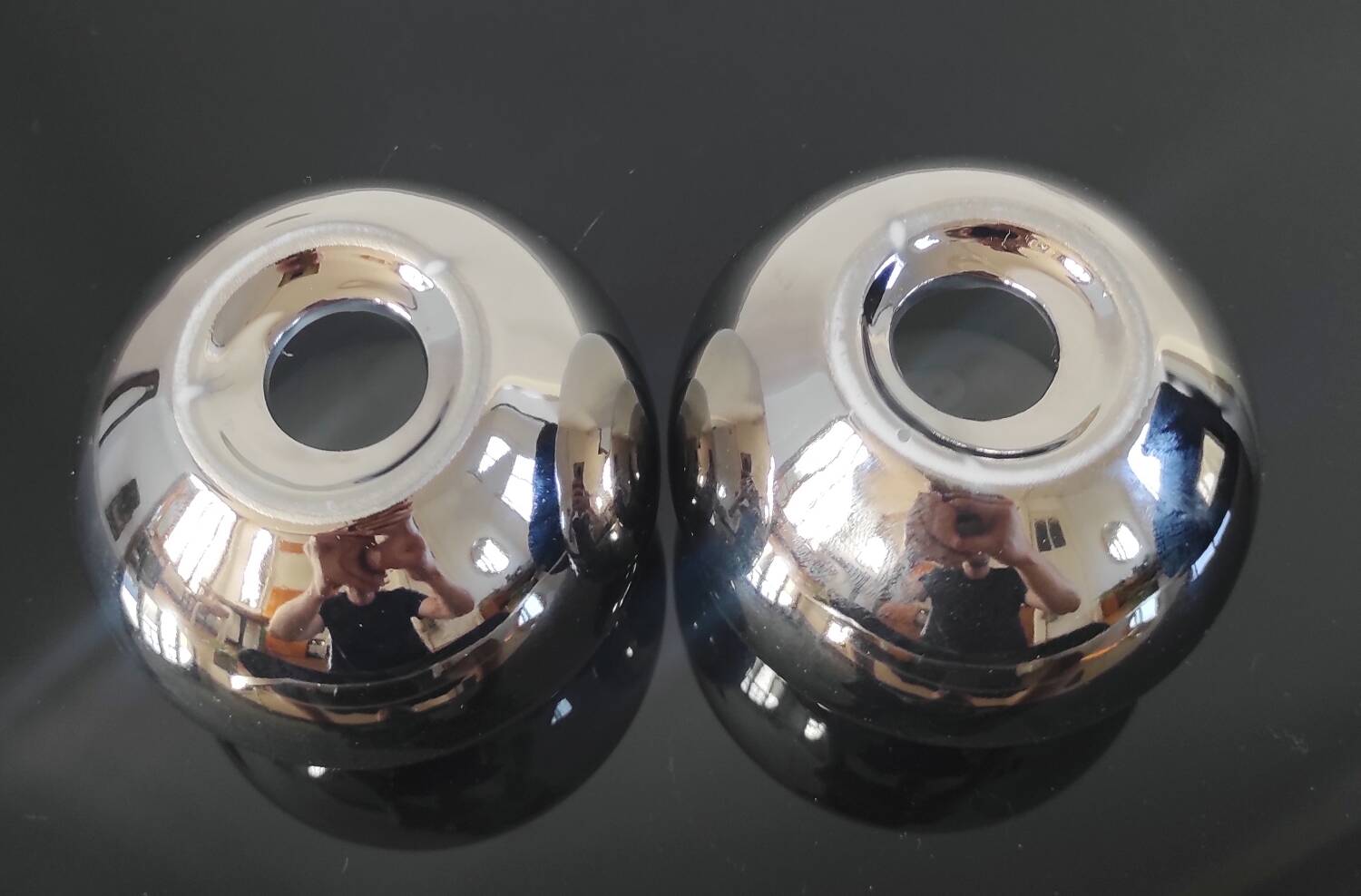 Paire de bougeoirs / photophores boules en céramique argentée effet mi
