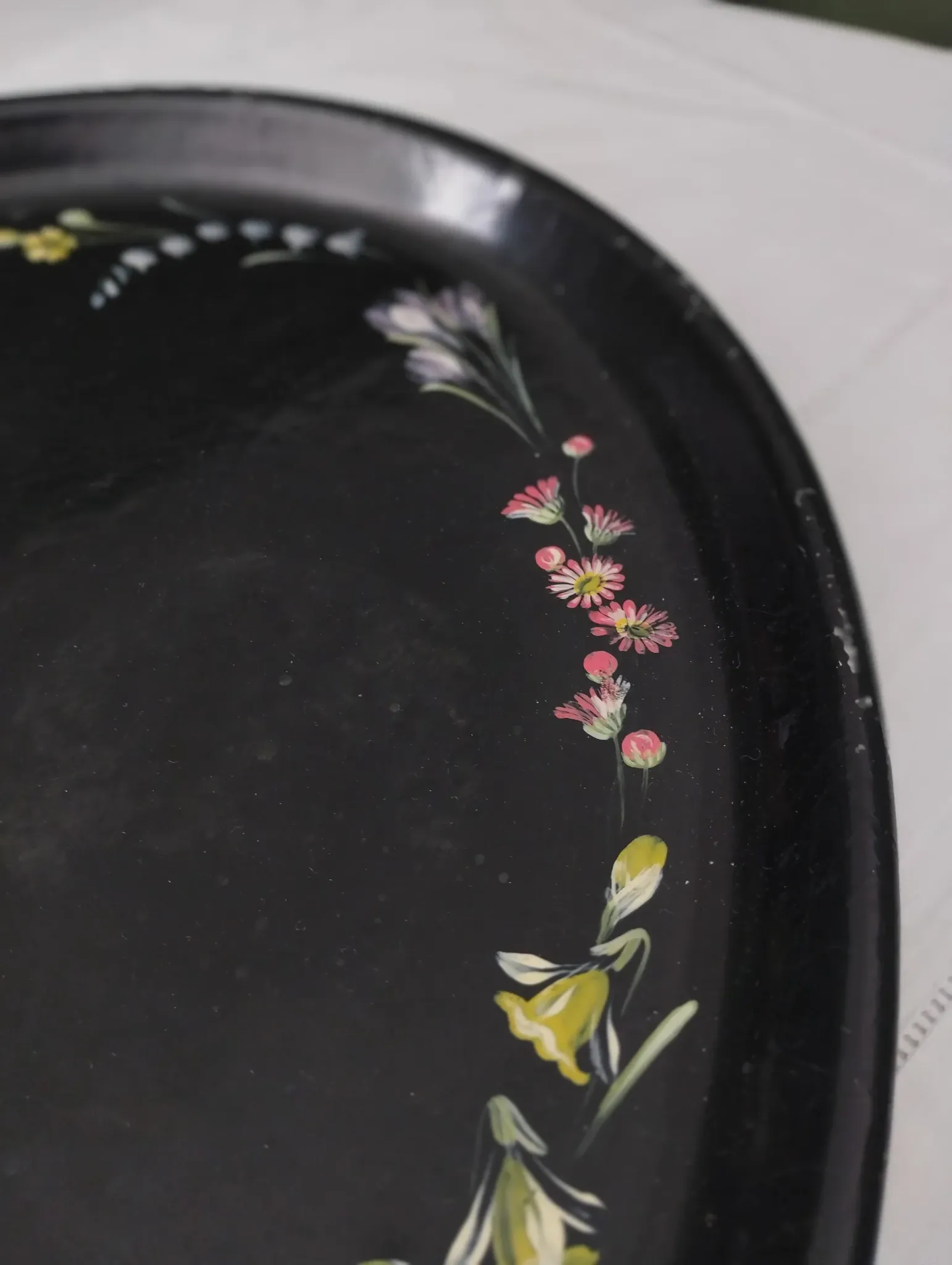 Old large English plate made of papier-mâché.