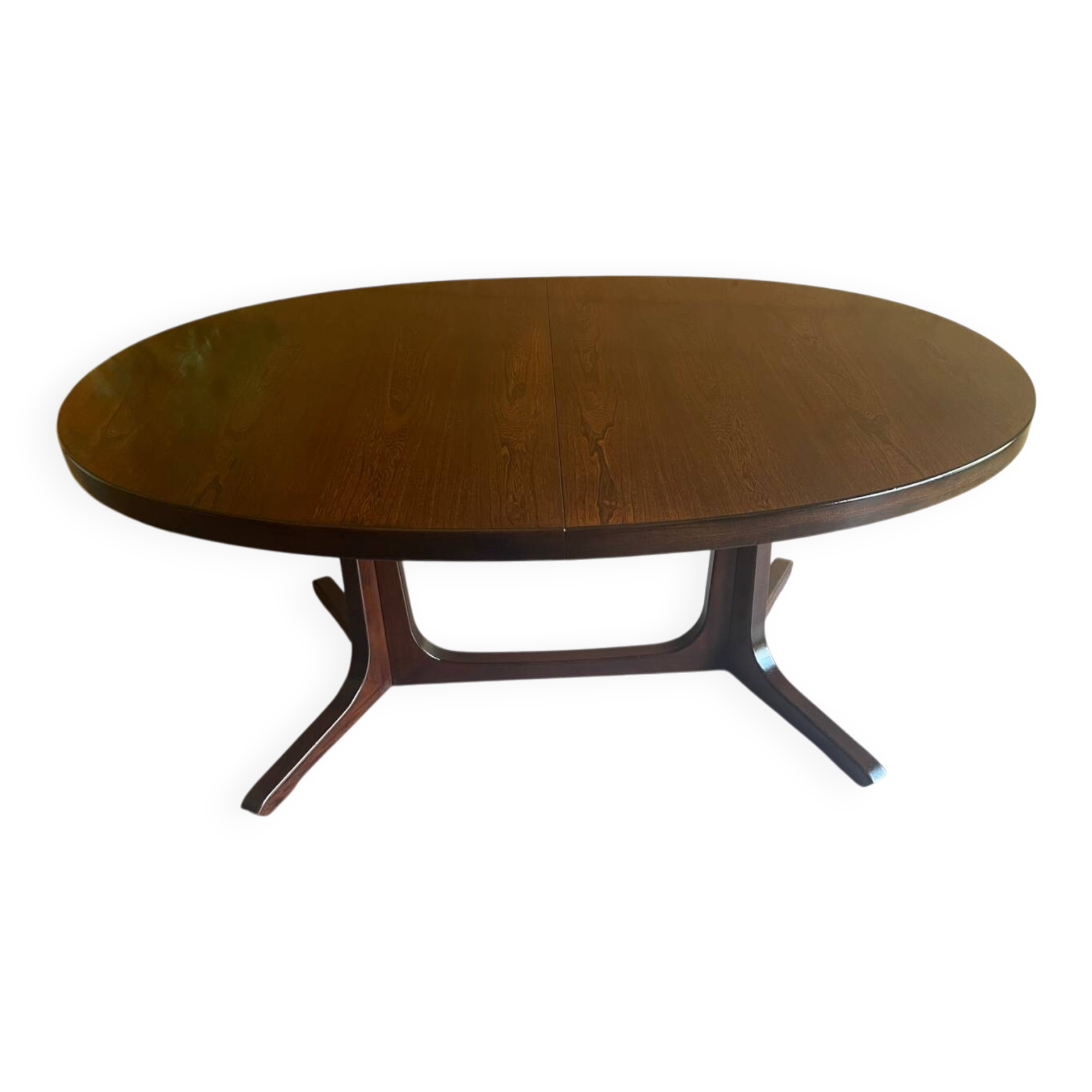 Extendable oval table Baumann, for up to 12 place settings.