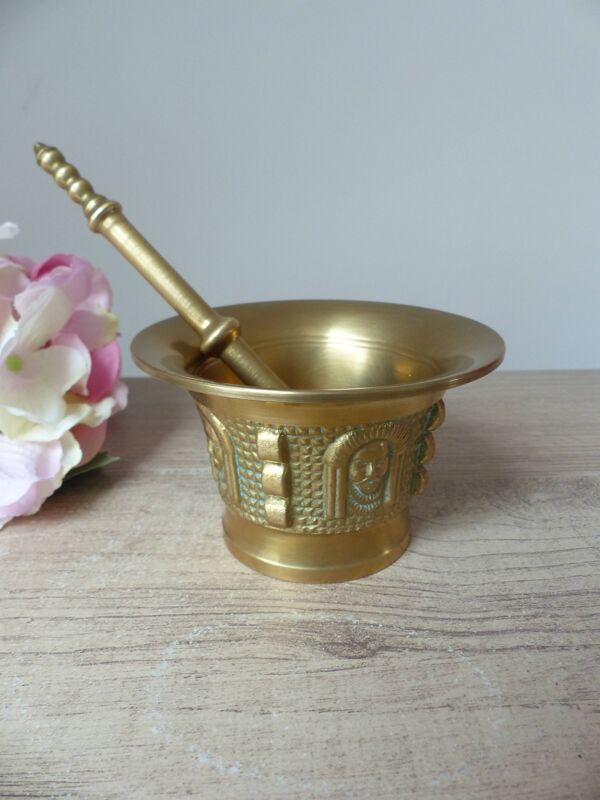 Mortier et Pilon en Bronze Massif – Décor de Visages – Style Antique