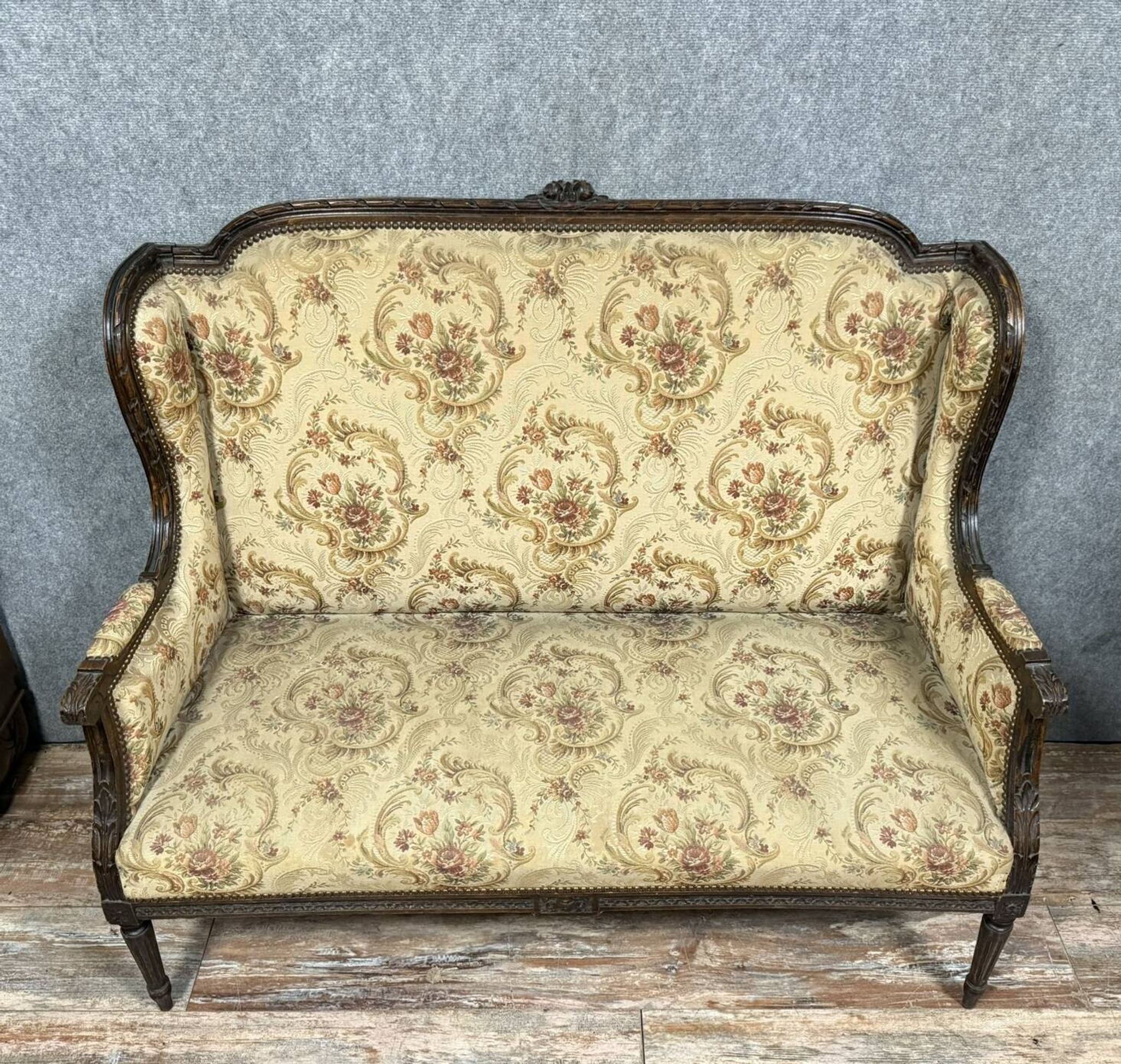 Banquette à oreilles de style Louis XVI en bois sculpté vers 1850
