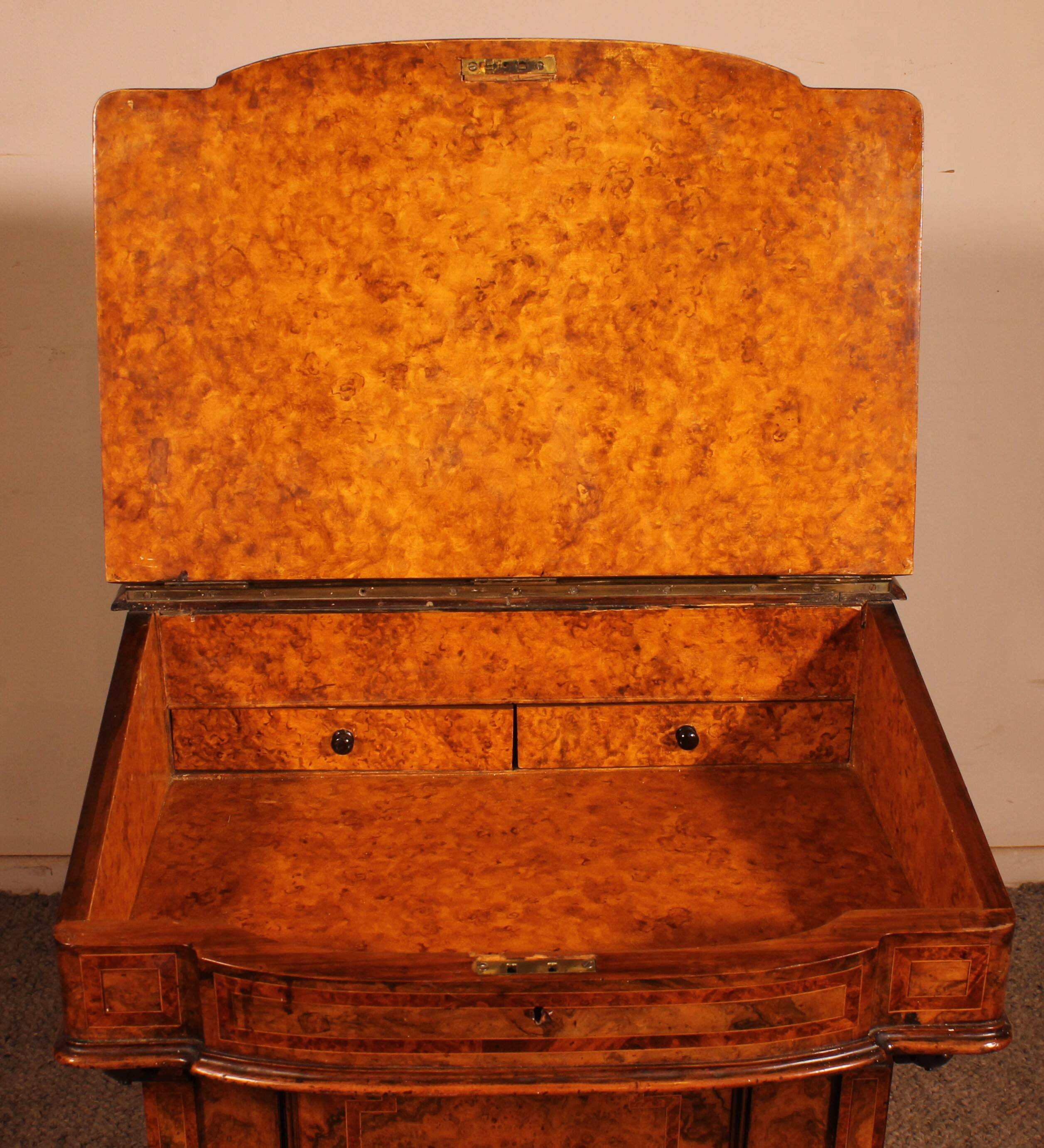 Davenport desk in burr walnut and inlays from the first part of