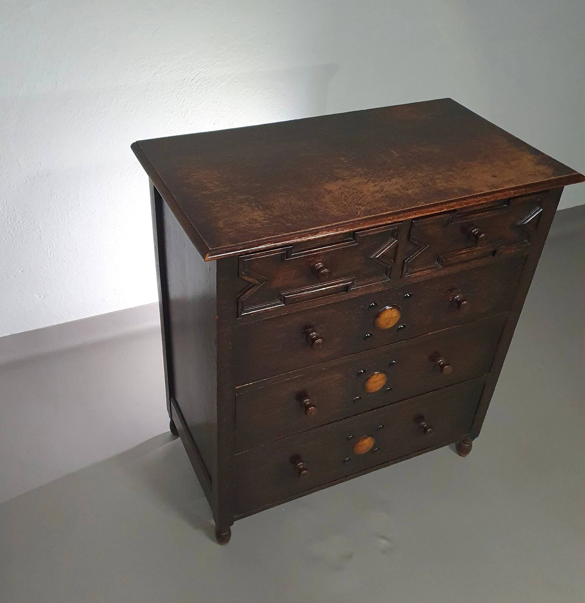 Particularly cool English chest of drawers. Dated (Charles 2 era). Made of solid oak with beautiful patina.