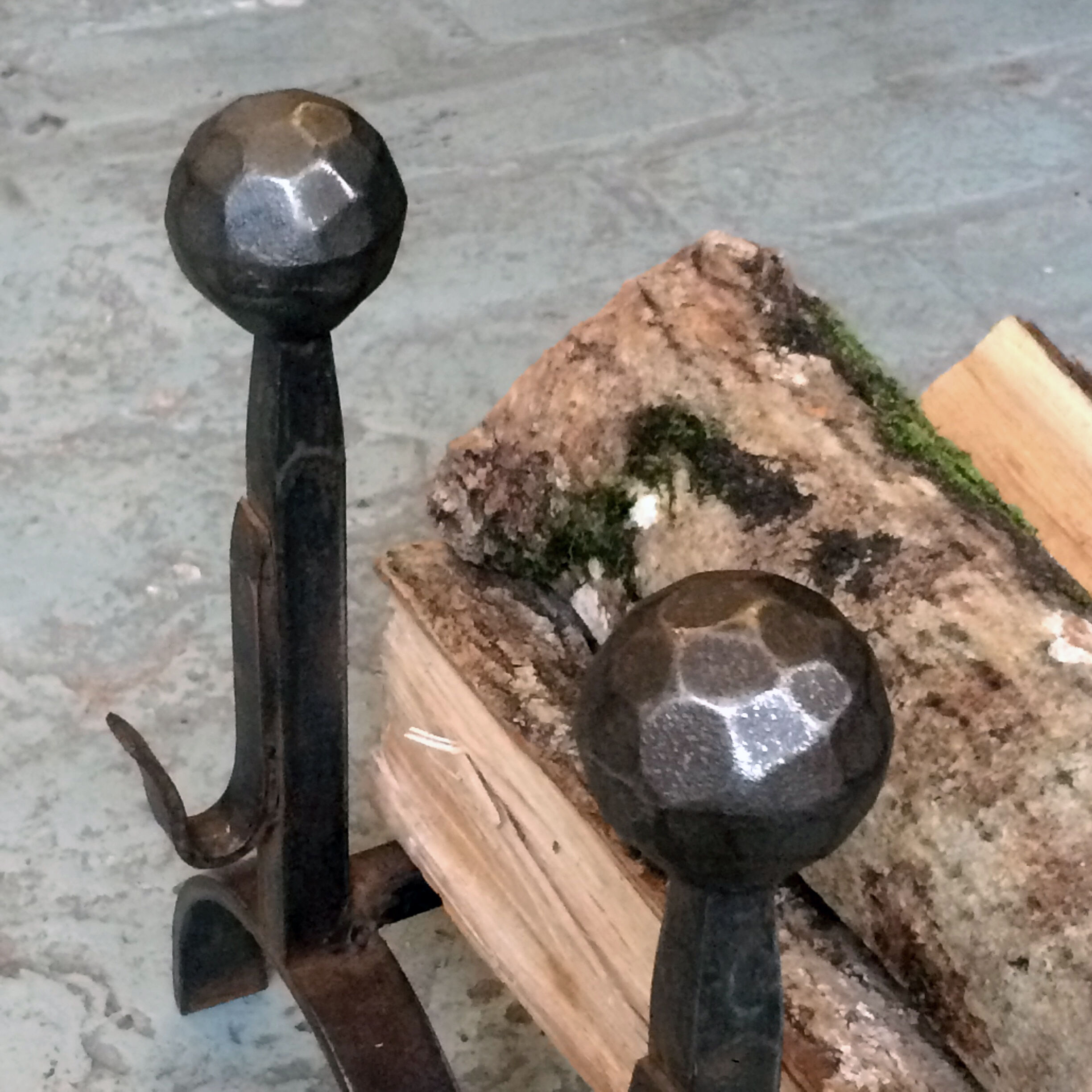 Chenets adorned with a steel golf ball