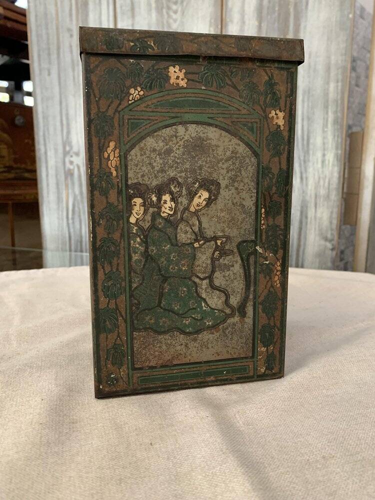 Boîte à thé chinoise peinte multicolore en métal, décor figuratif années 1920-1930