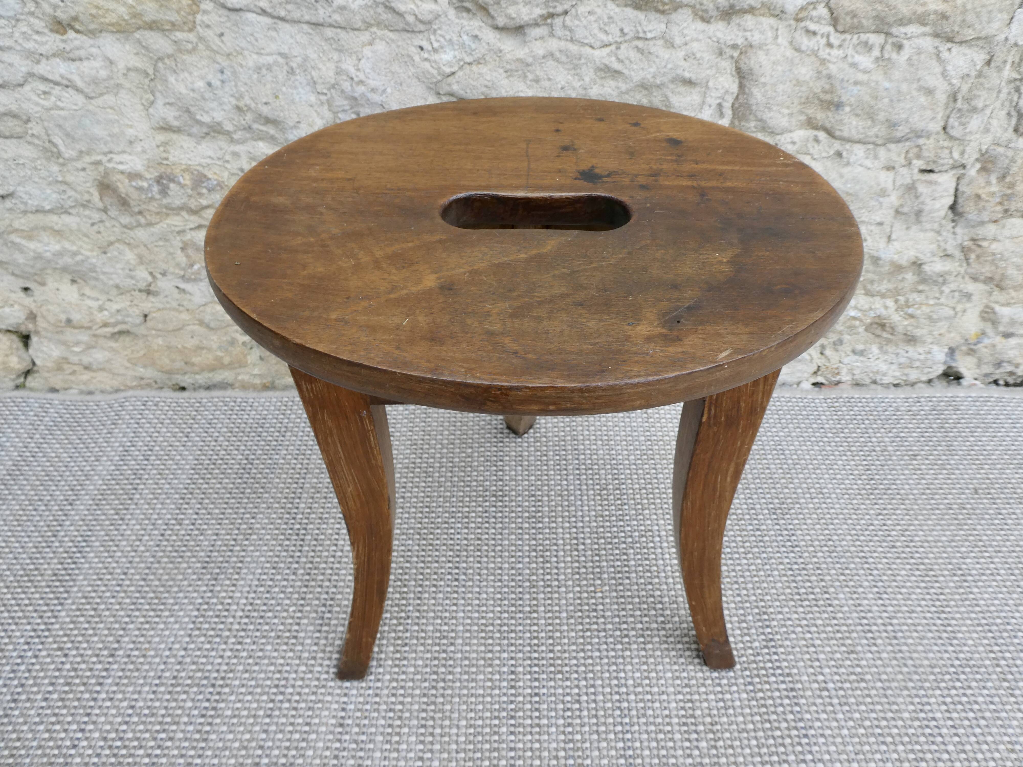 Wooden tripod stool, handle