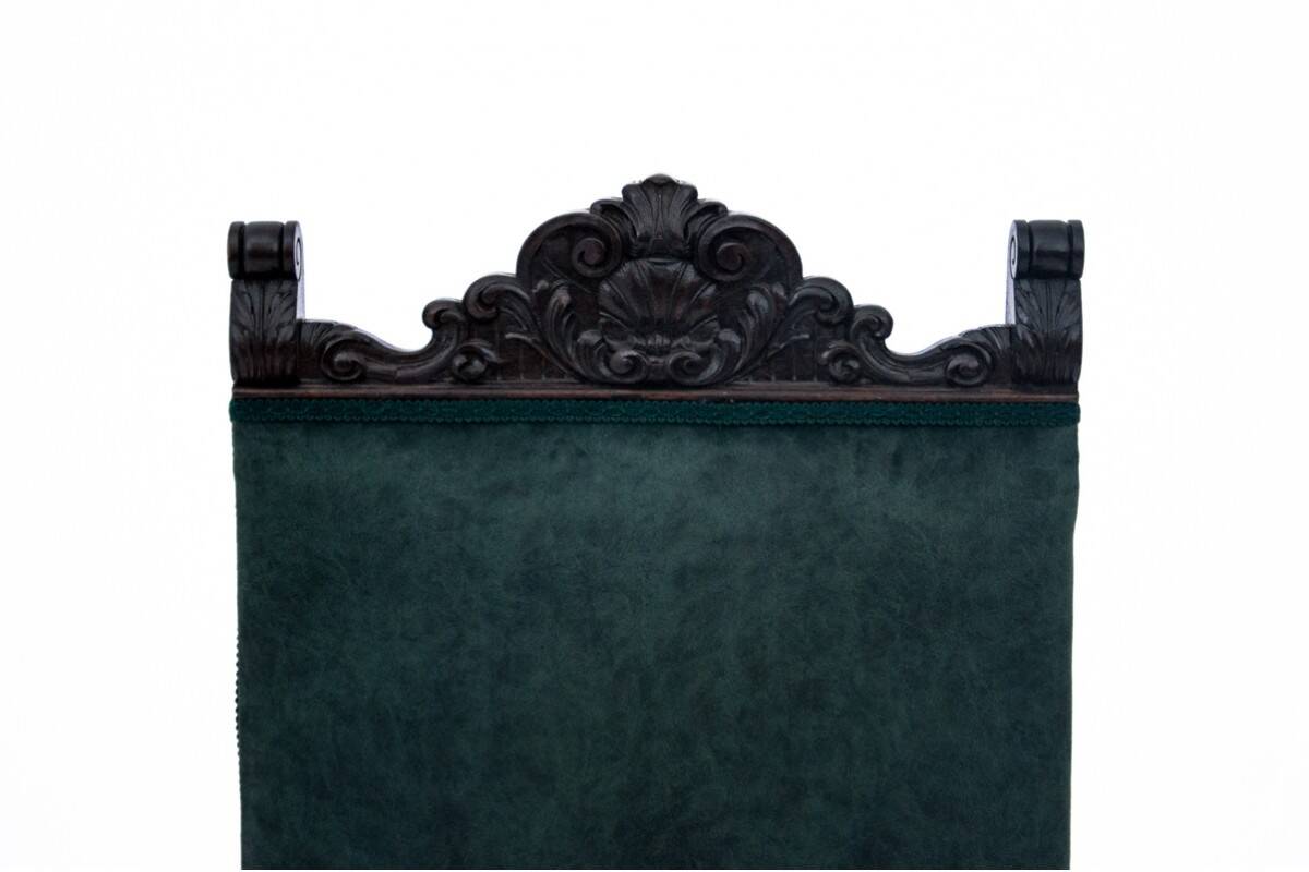 Une paire de chaises anciennes sur pattes de lion, Europe occidentale, vers 1920.