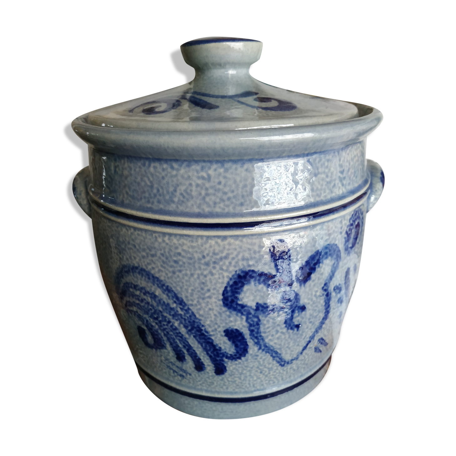 Covered sandstone pot