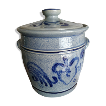 Covered sandstone pot
