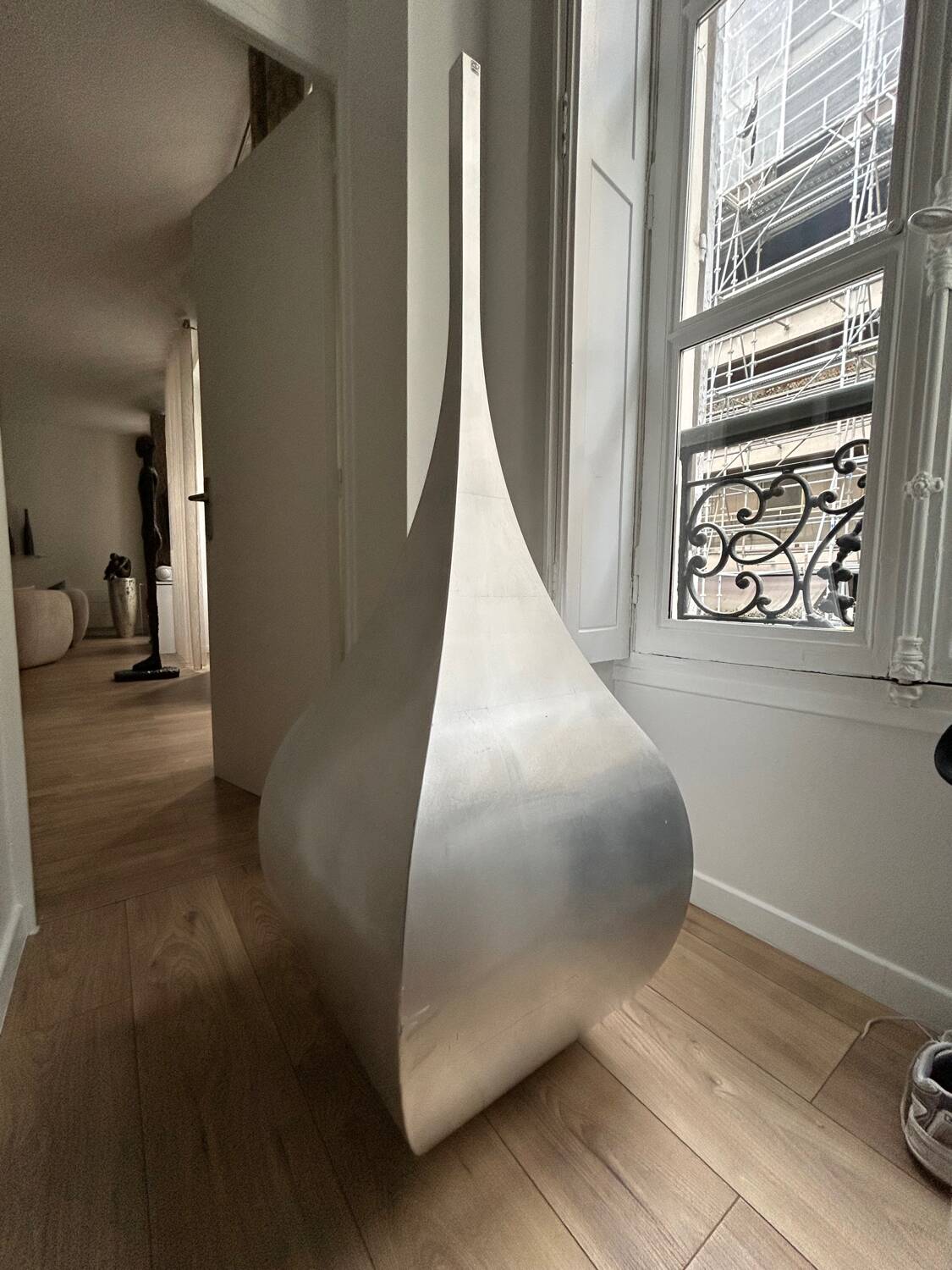Monumental sculptural vase in aluminium – Italian design – De Castelli