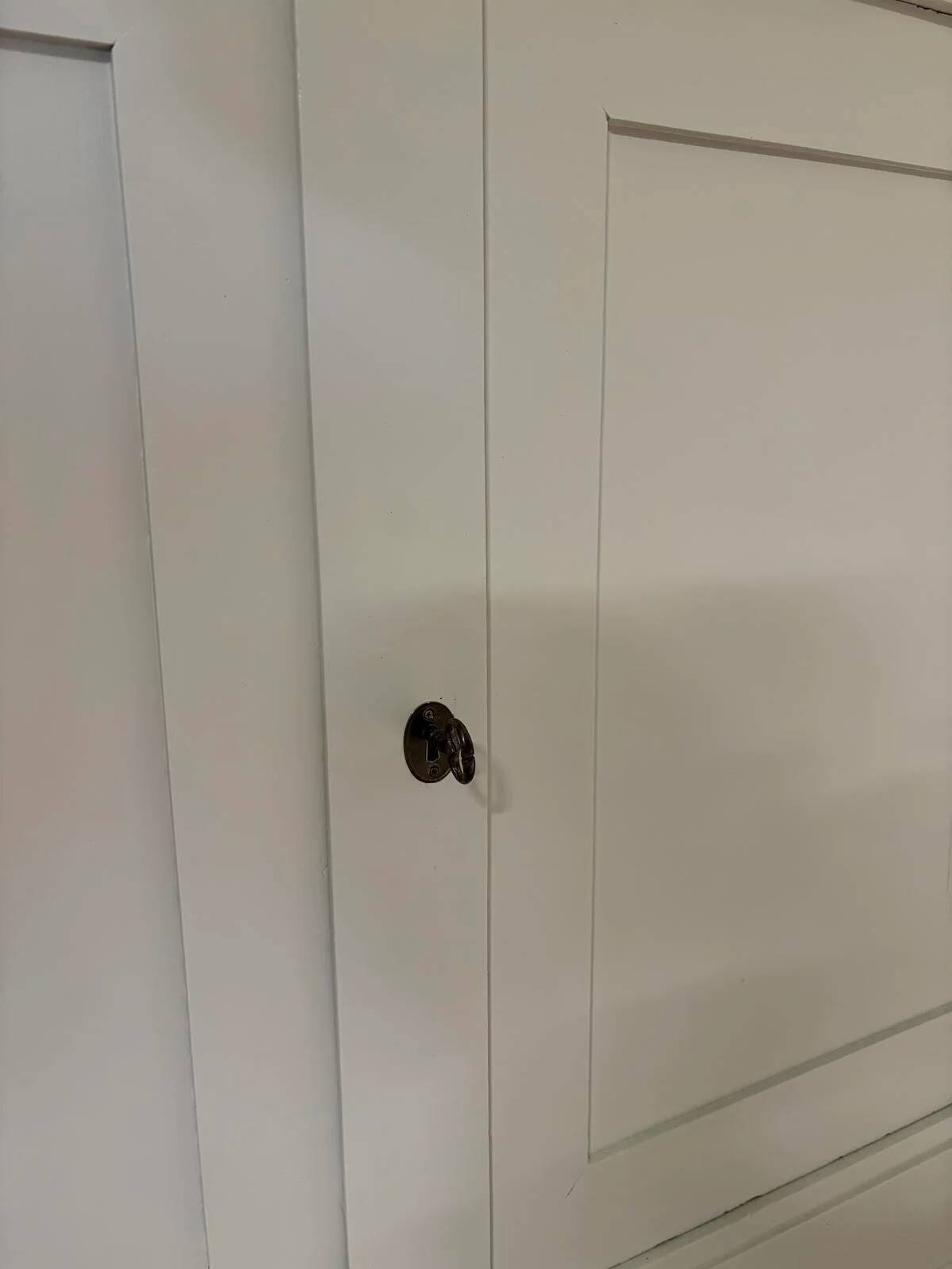Buffet haut en bois peint - greige