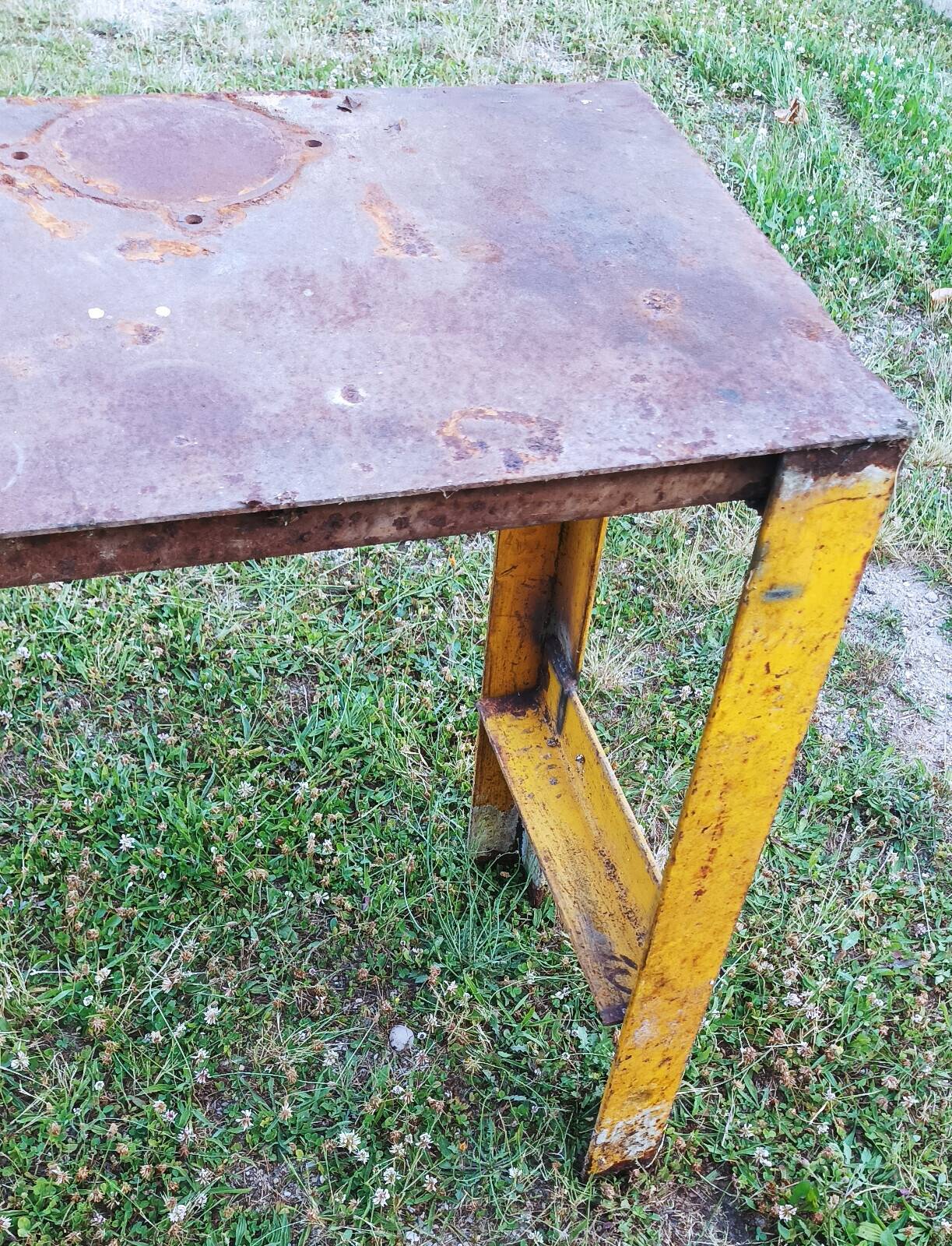 Metal industrial workbench