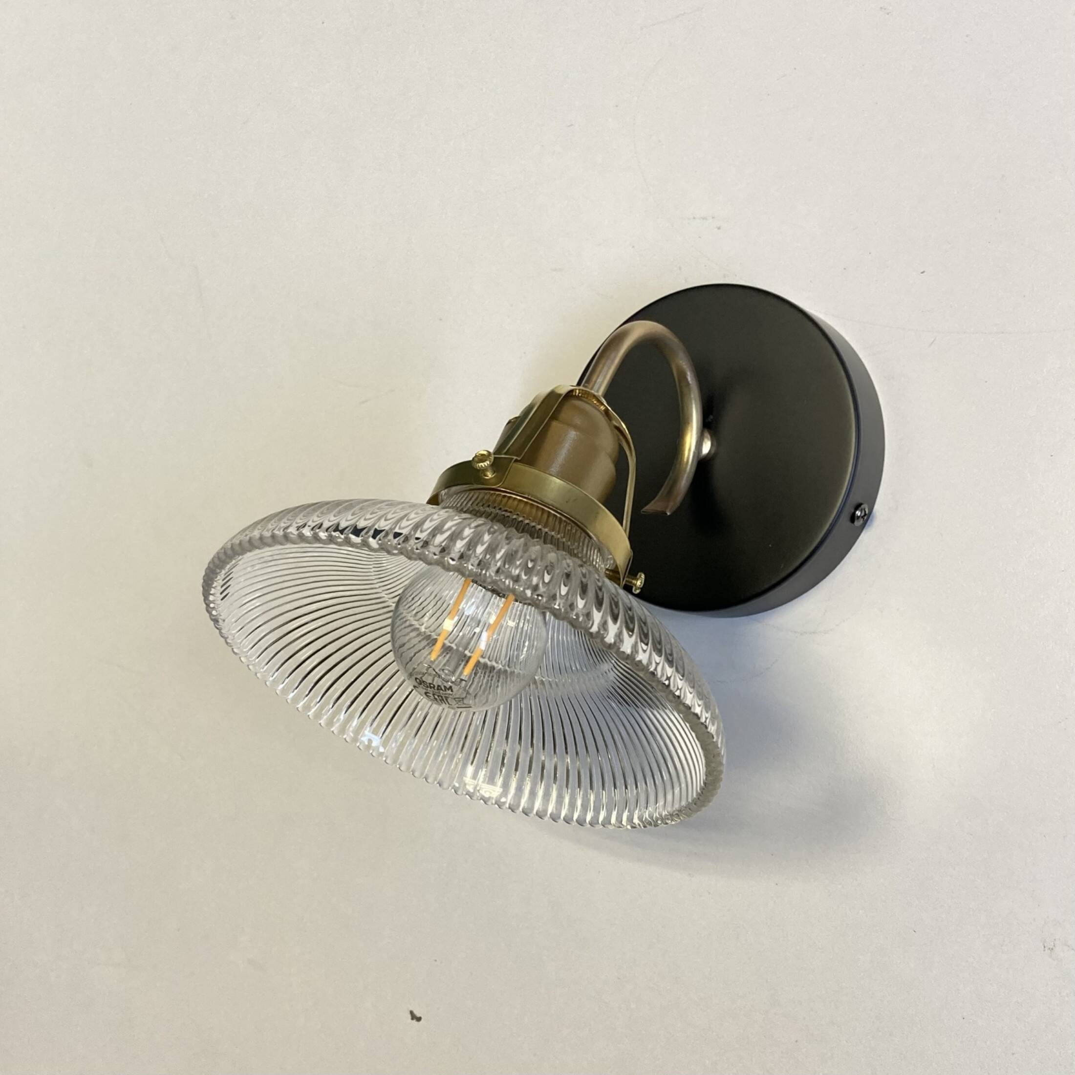 Small swan neck wall light in brass and prismatic glass vintage decoration