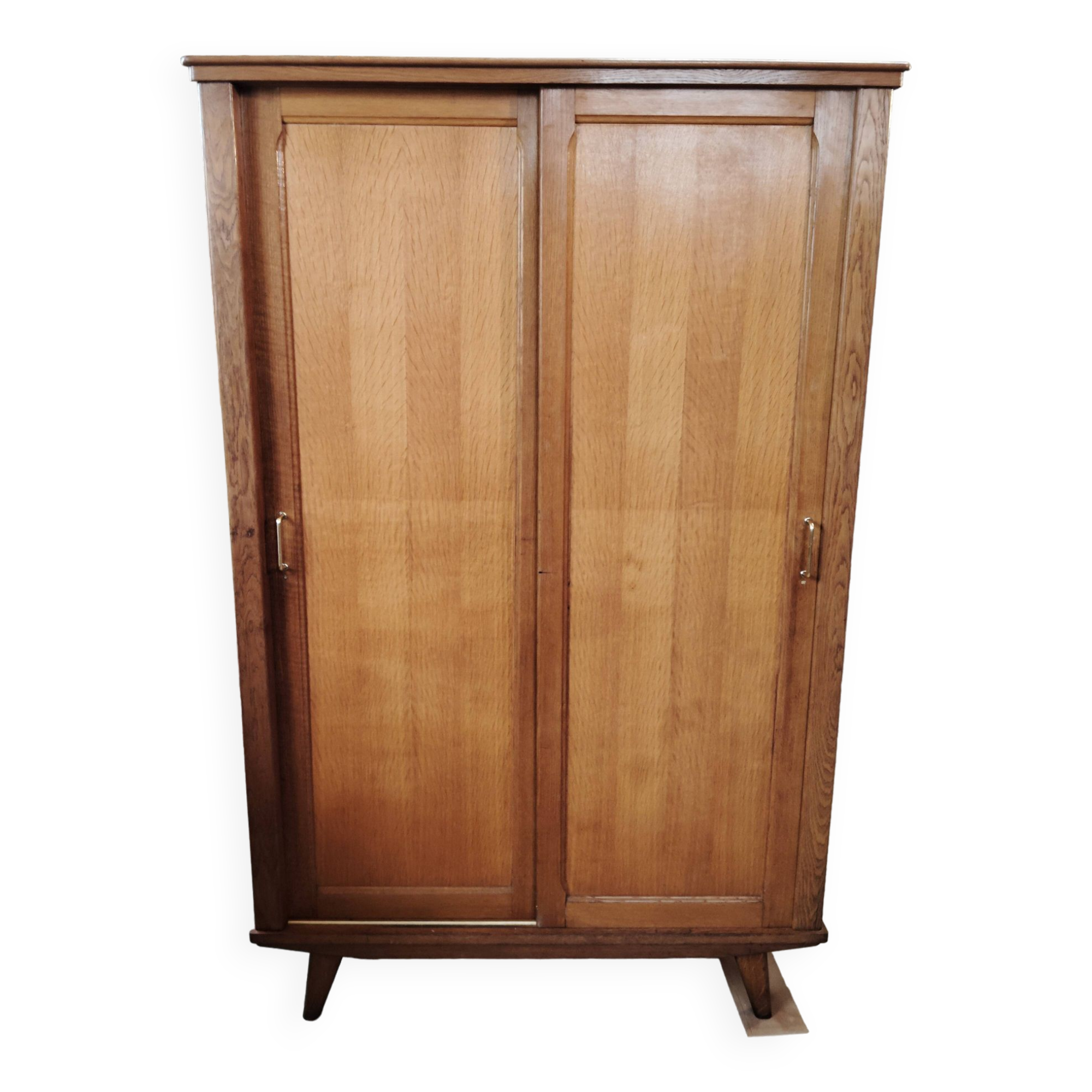 Scandinavian sliding wardrobe 50-60 feet compass