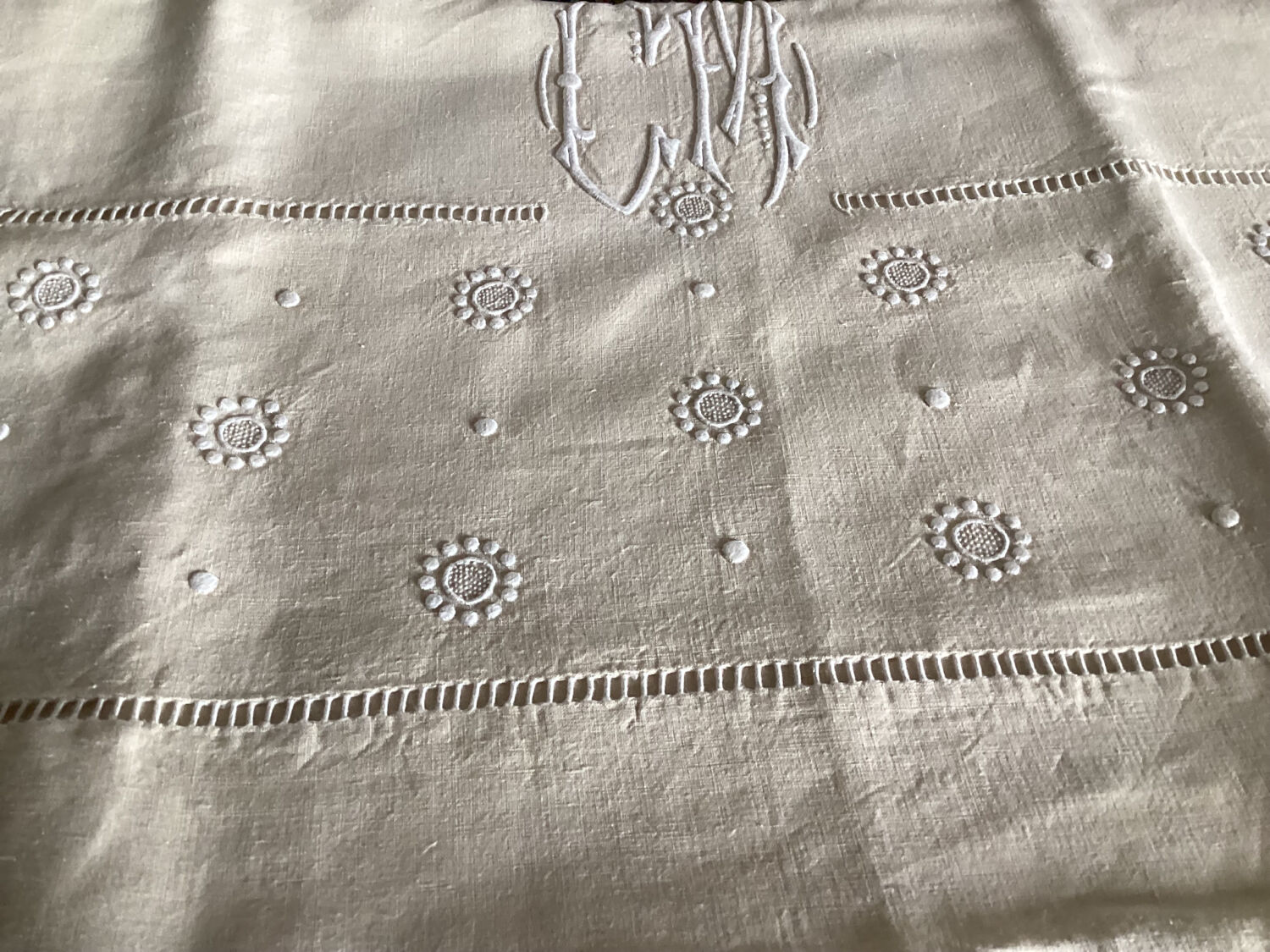 Drap 2 personnes en métis avec bandeau à petits ronds brodé
