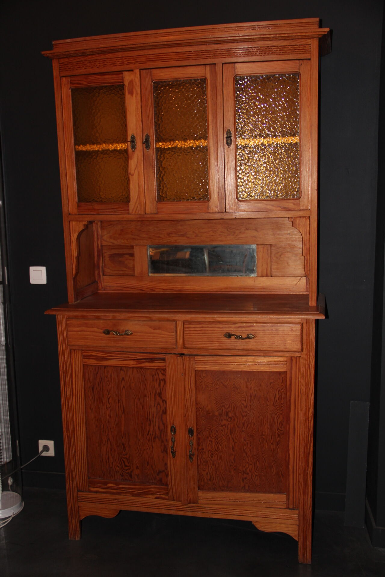 Double-body cabinet in varnished pine sun tones