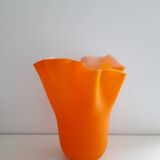 Vase mouchoir en opaline orange satinée