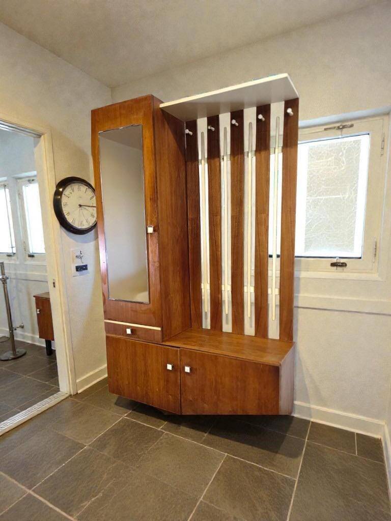 Porte-manteau vintage sur pied avec miroir et armoire