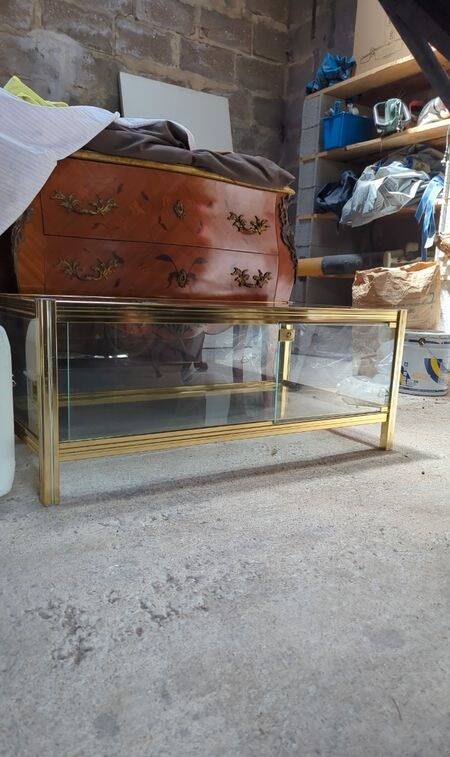 Vintage display coffee table in gilded brass and glass with a lock.